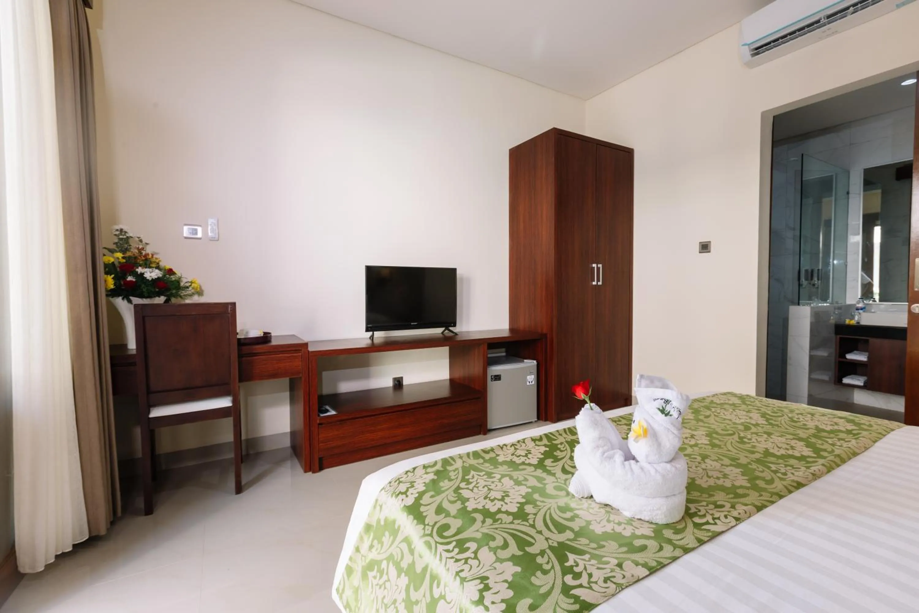 Communal lounge/ TV room, Bed in Kubu Benoa Guest House