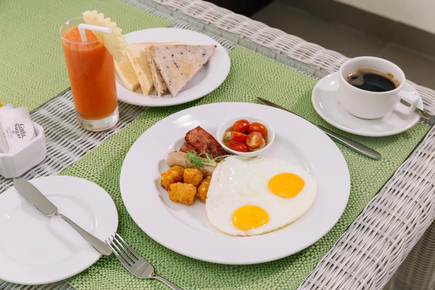 Food and drinks in Kubu Benoa Guest House