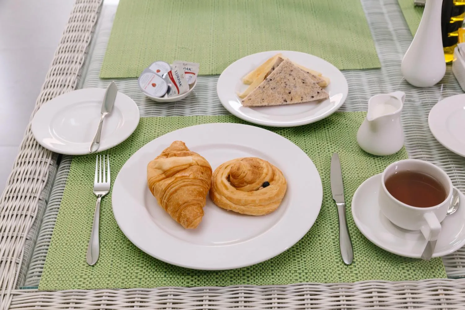Food and drinks in Kubu Benoa Guest House