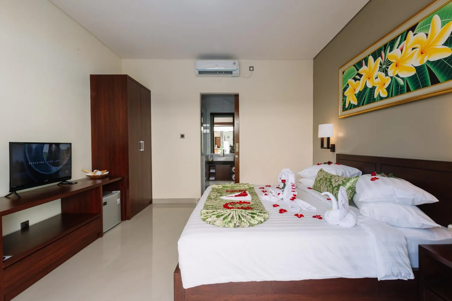 Communal lounge/ TV room, Bed in Kubu Benoa Guest House
