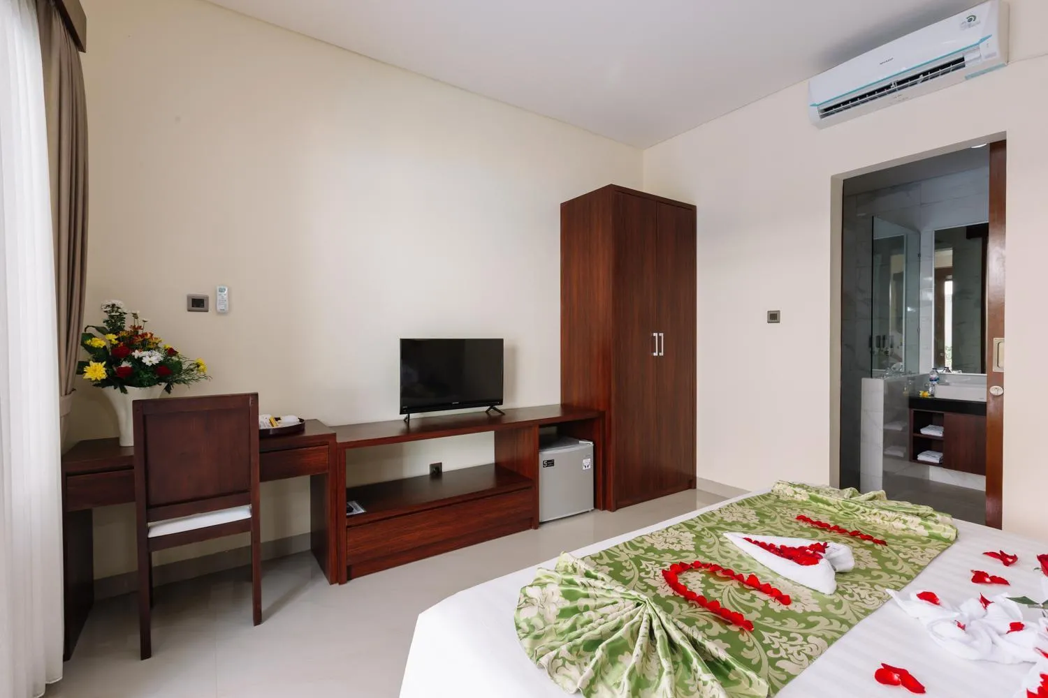 Communal lounge/ TV room, Bed in Kubu Benoa Guest House