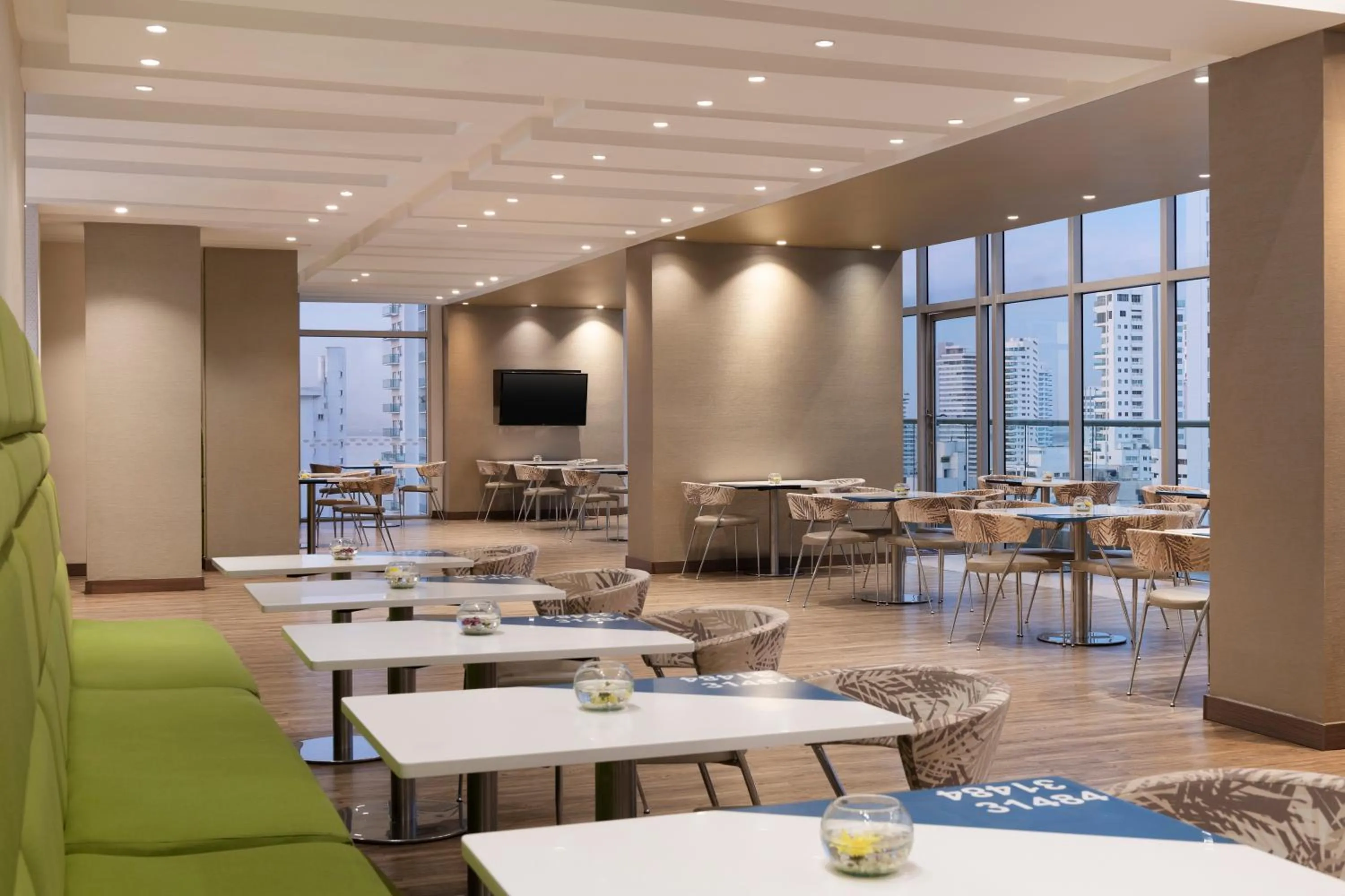 Restaurant/places to eat in Hampton by Hilton Cartagena