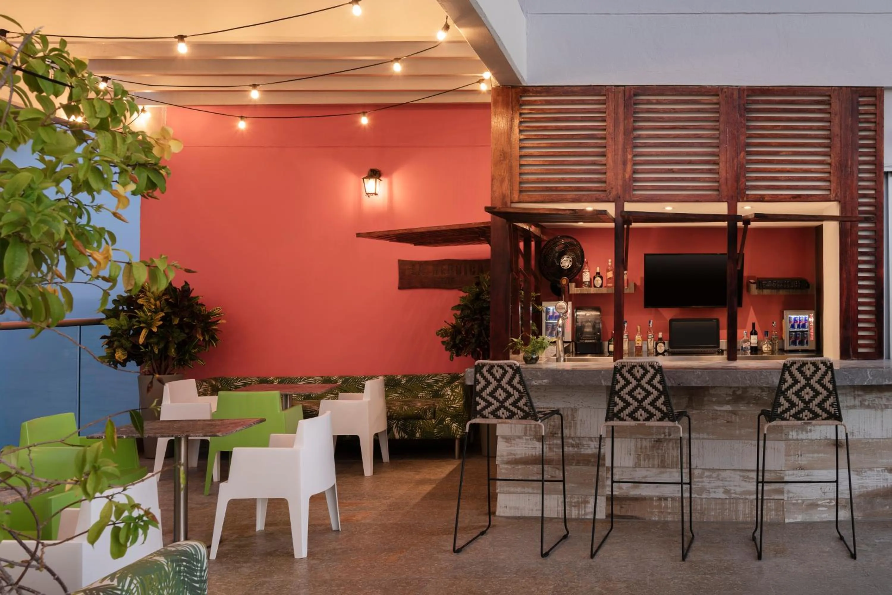 Lounge or bar in Hampton by Hilton Cartagena
