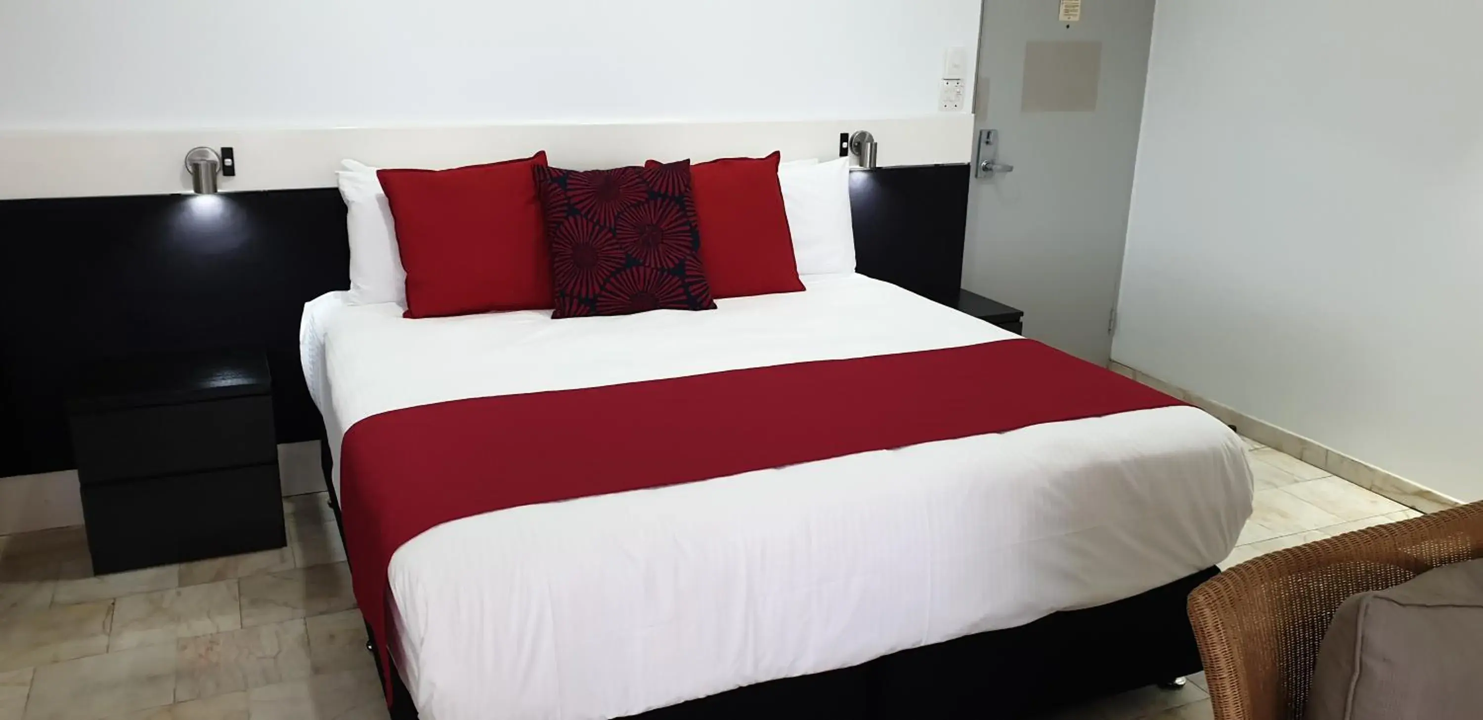 Shower, Bed in Ramada By Wyndham Cairns City Centre Shower, Bed in Ramada By Wyndham Cairns City Centre