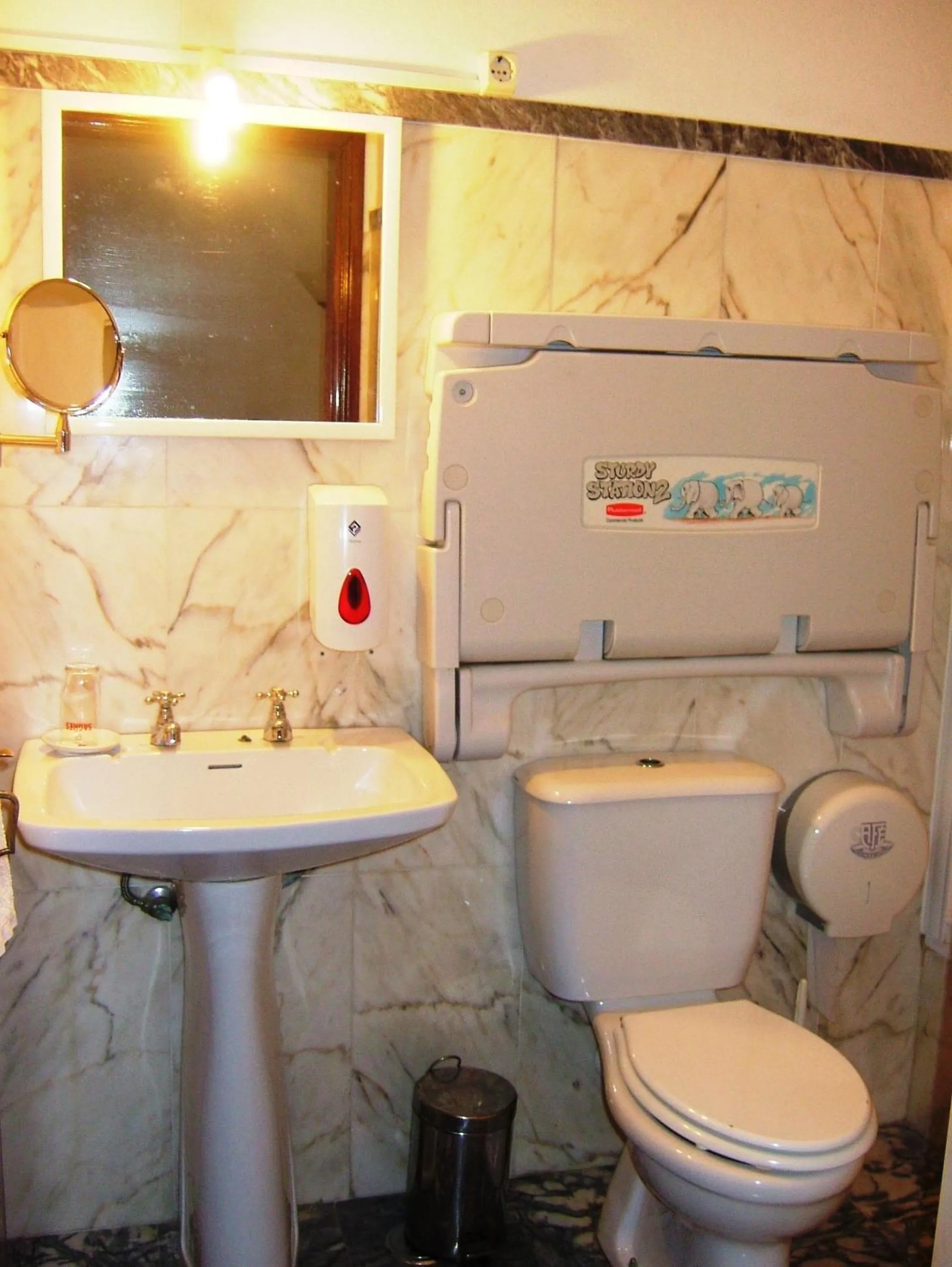 Toilet in Alentejano Low Cost Hotel