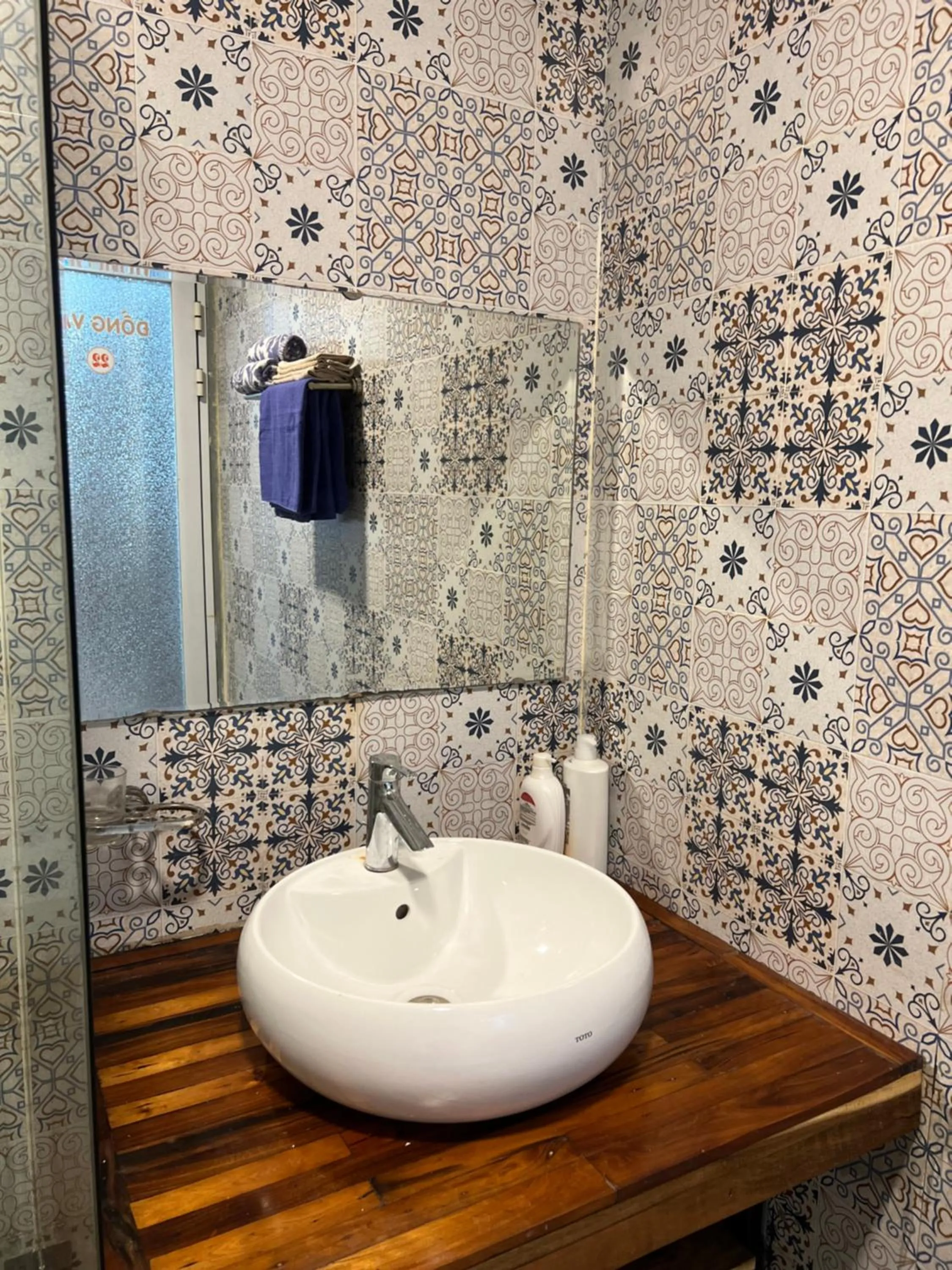 Bathroom in Golden Jungle House