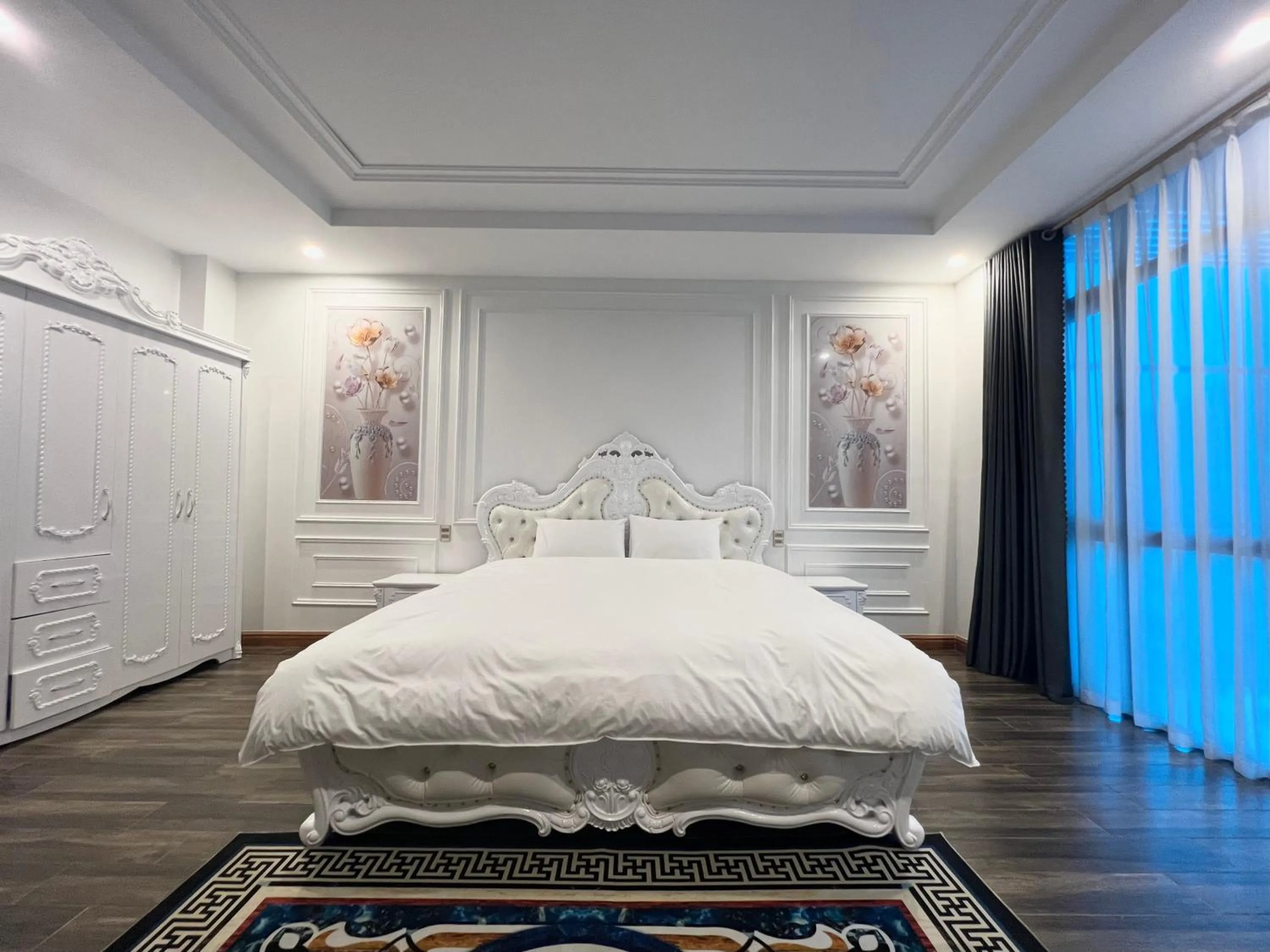 Bed in Golden Jungle House