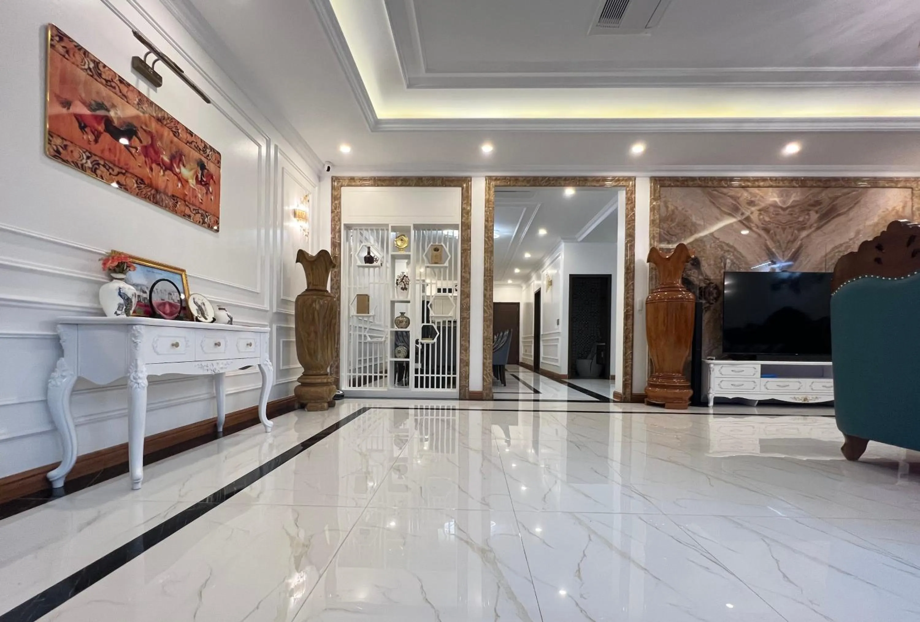 TV and multimedia in Golden Jungle House