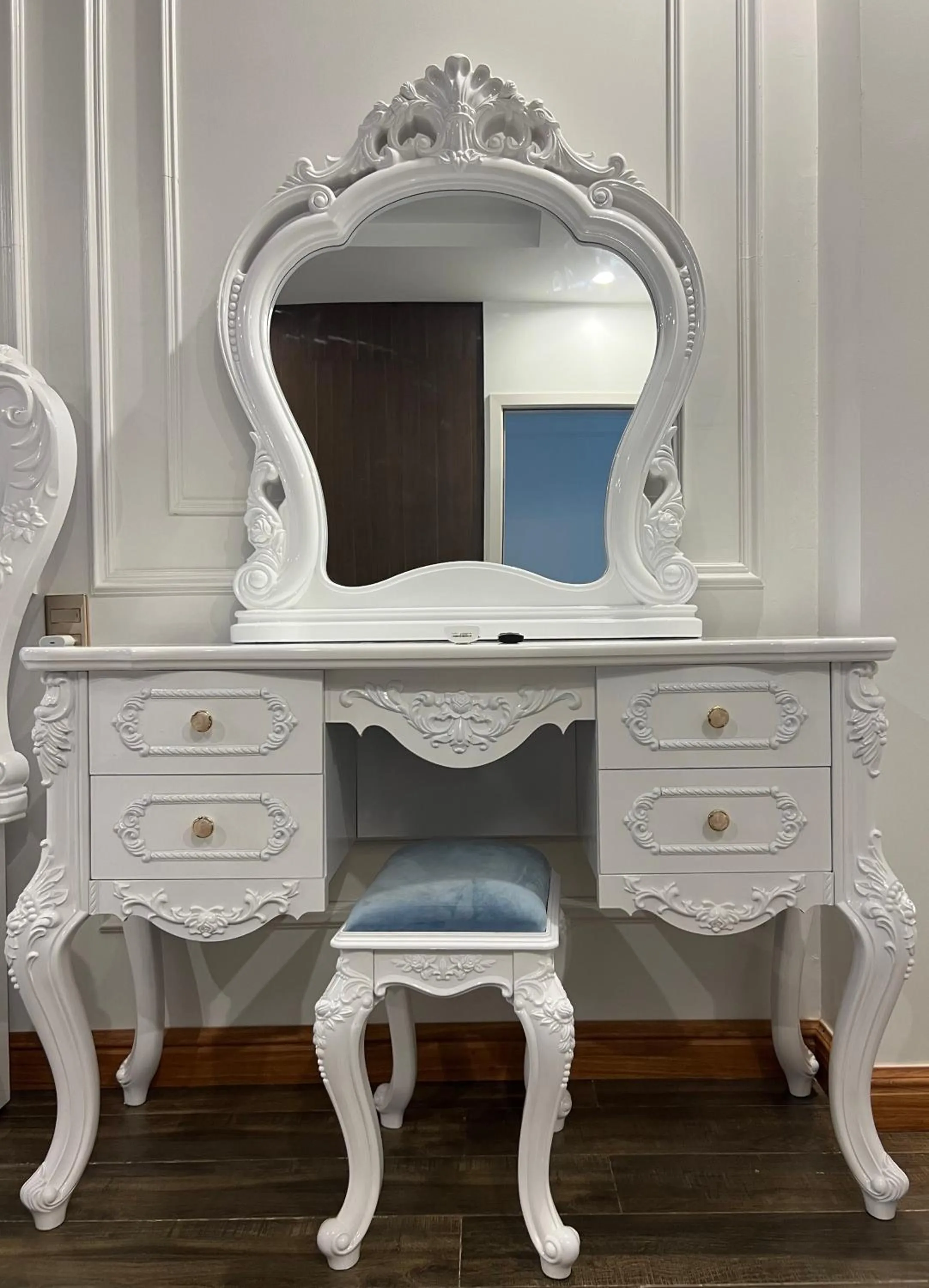 hair dresser in Golden Jungle House