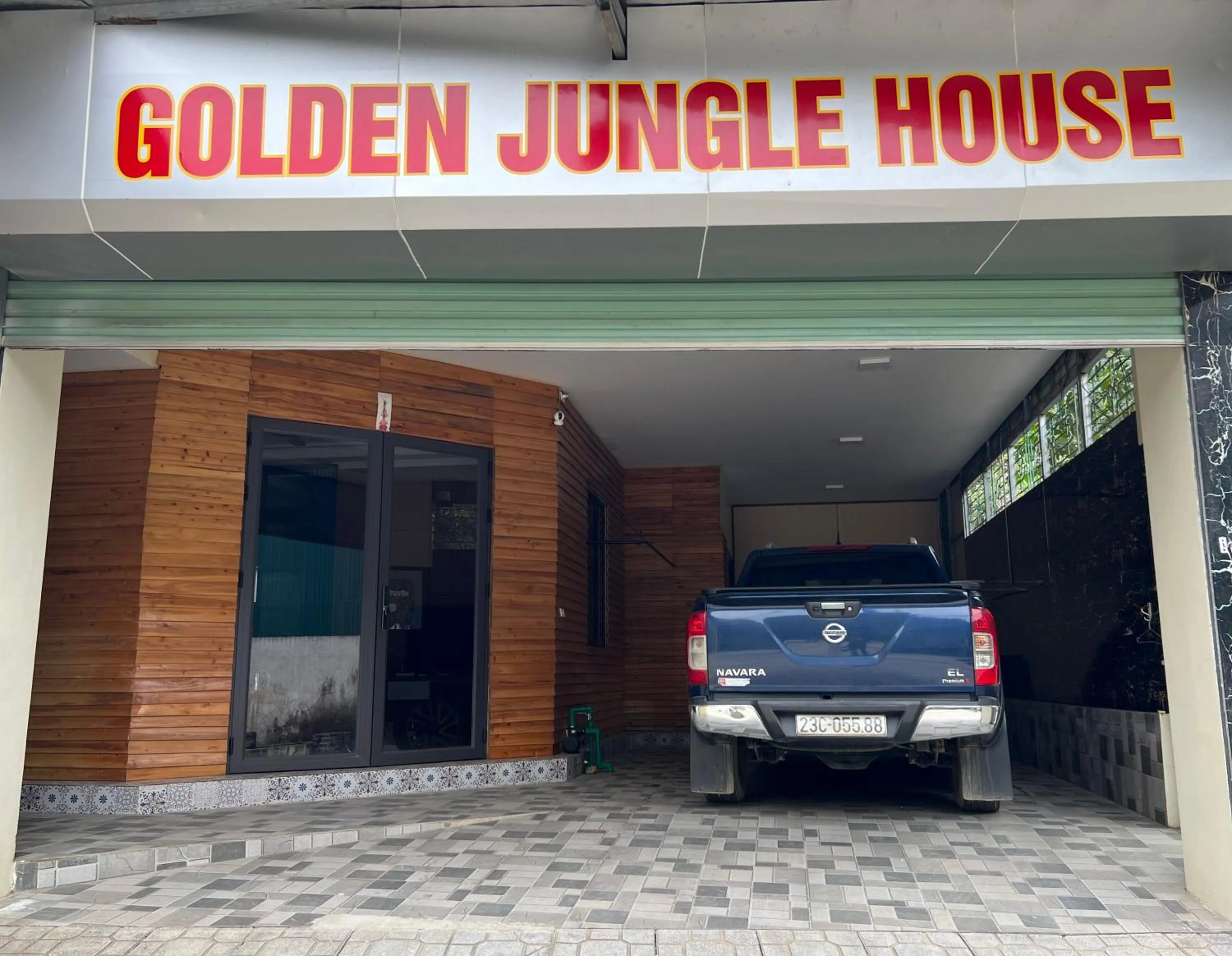 Day in Golden Jungle House