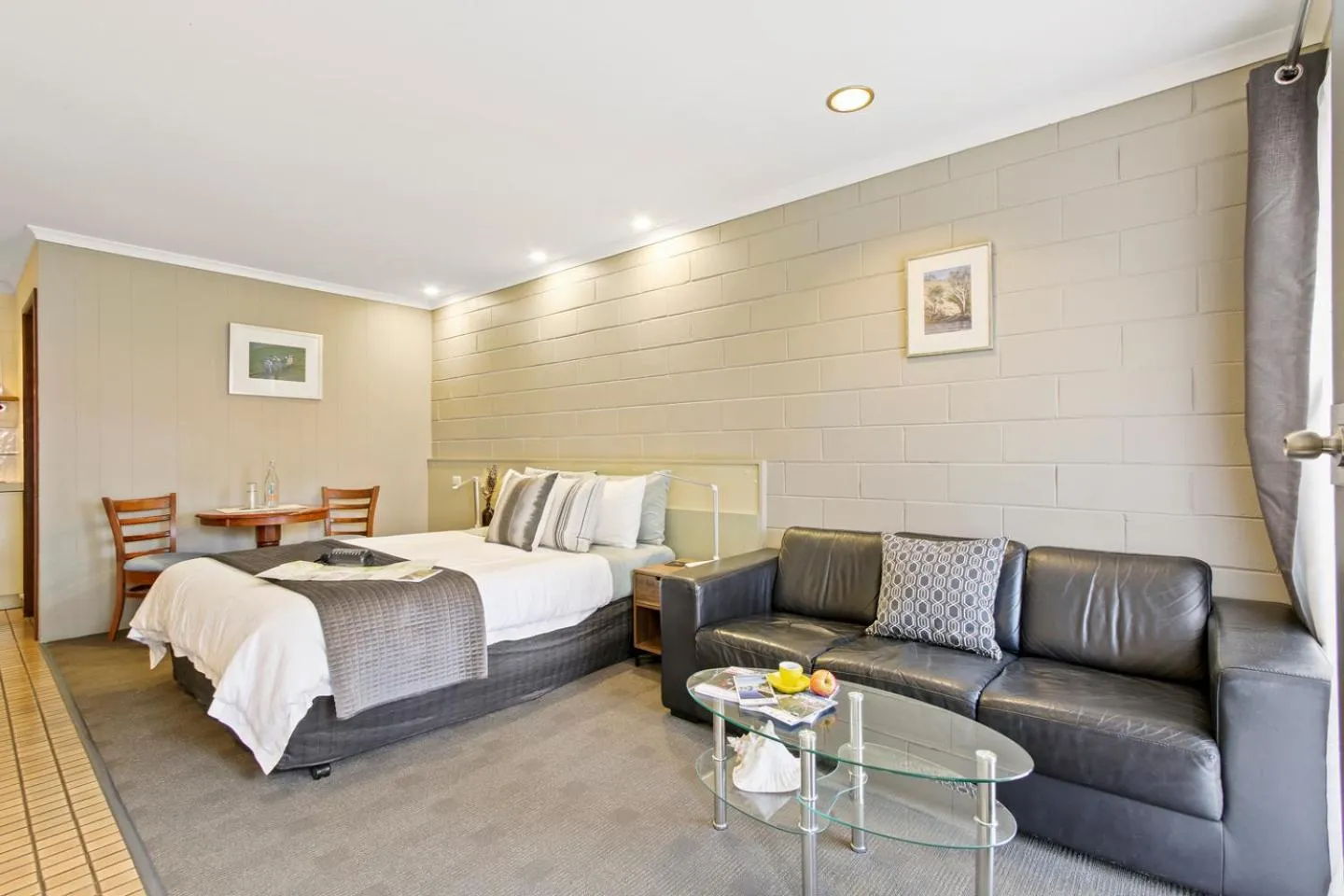 Photo of the whole room, Bed in Sandbar Motel