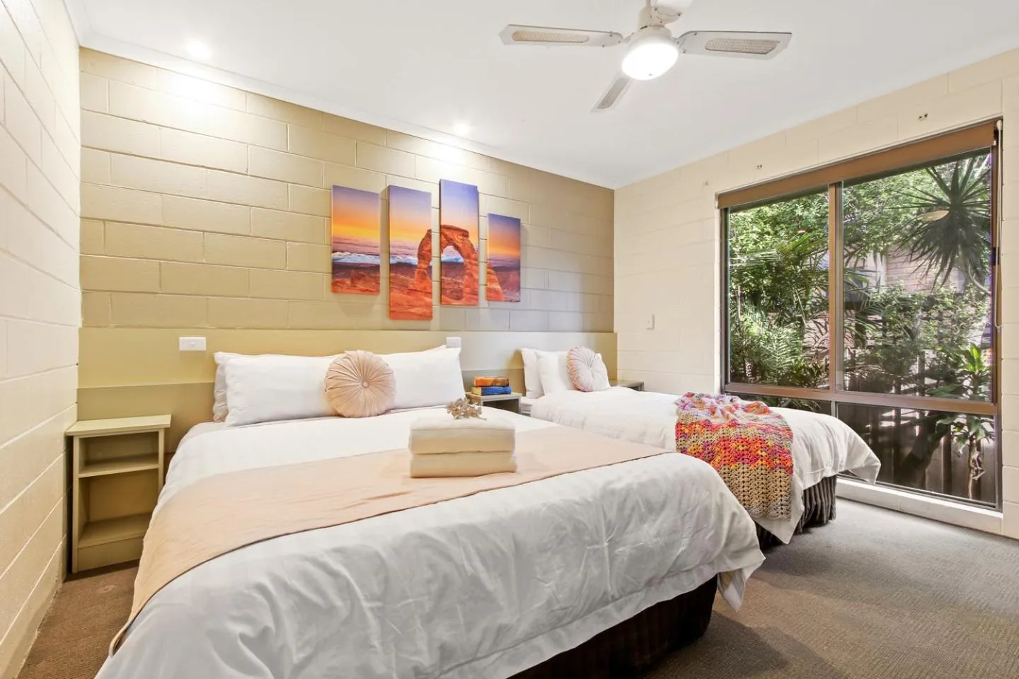 Bedroom, Bed in Sandbar Motel