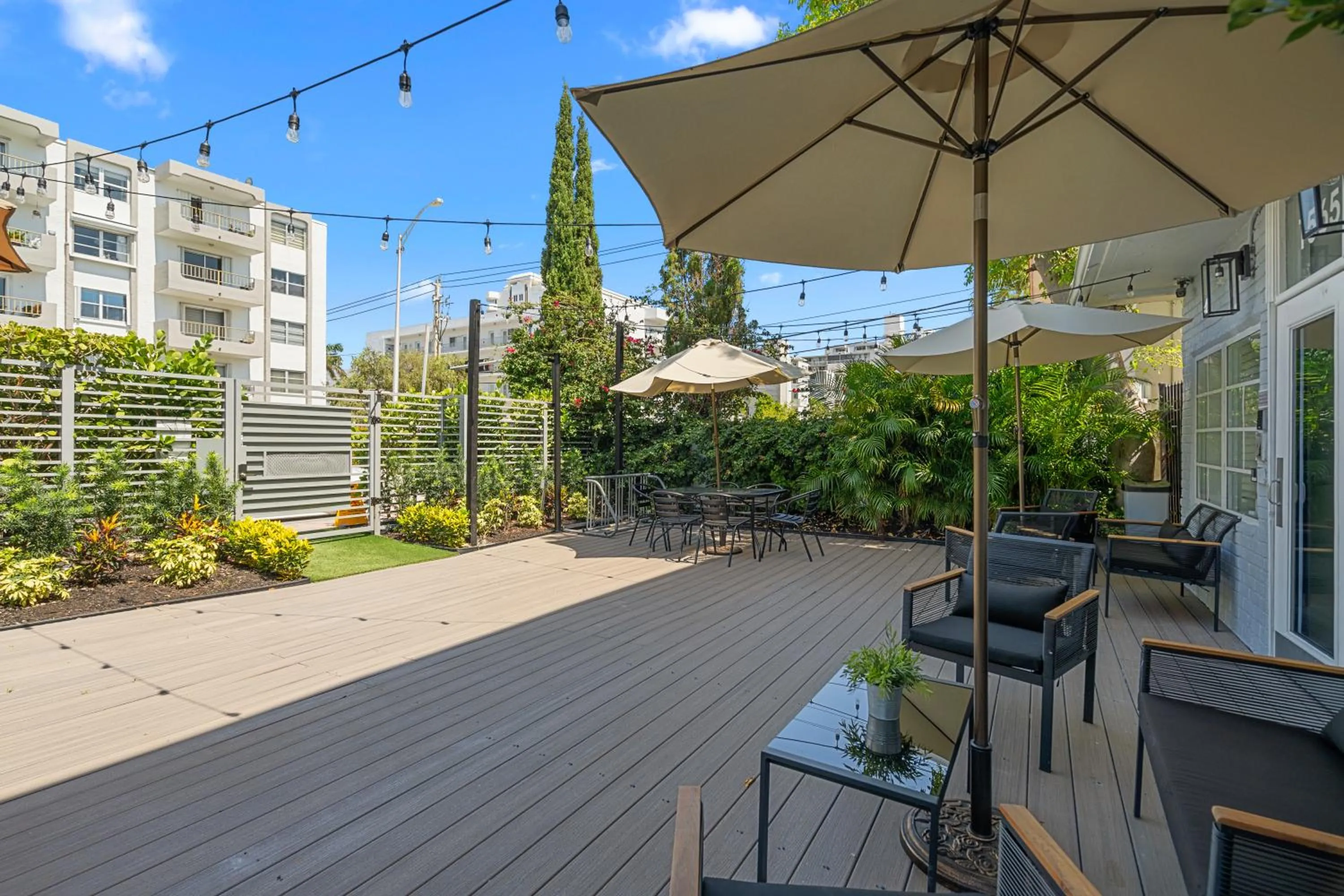 Balcony/Terrace in Baybreeze Apartments by Lowkl