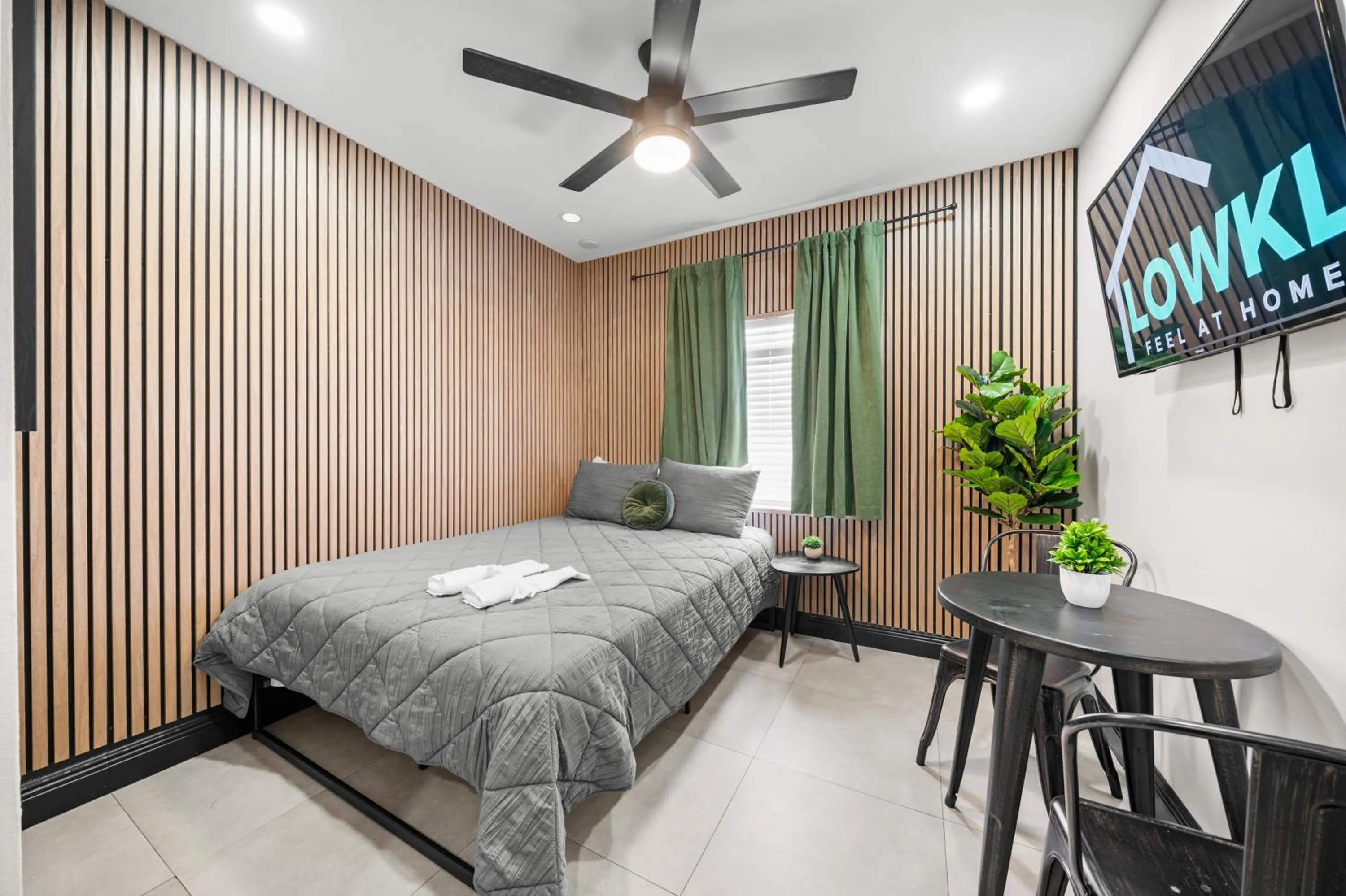 TV and multimedia, Bed in Baybreeze Apartments by Lowkl