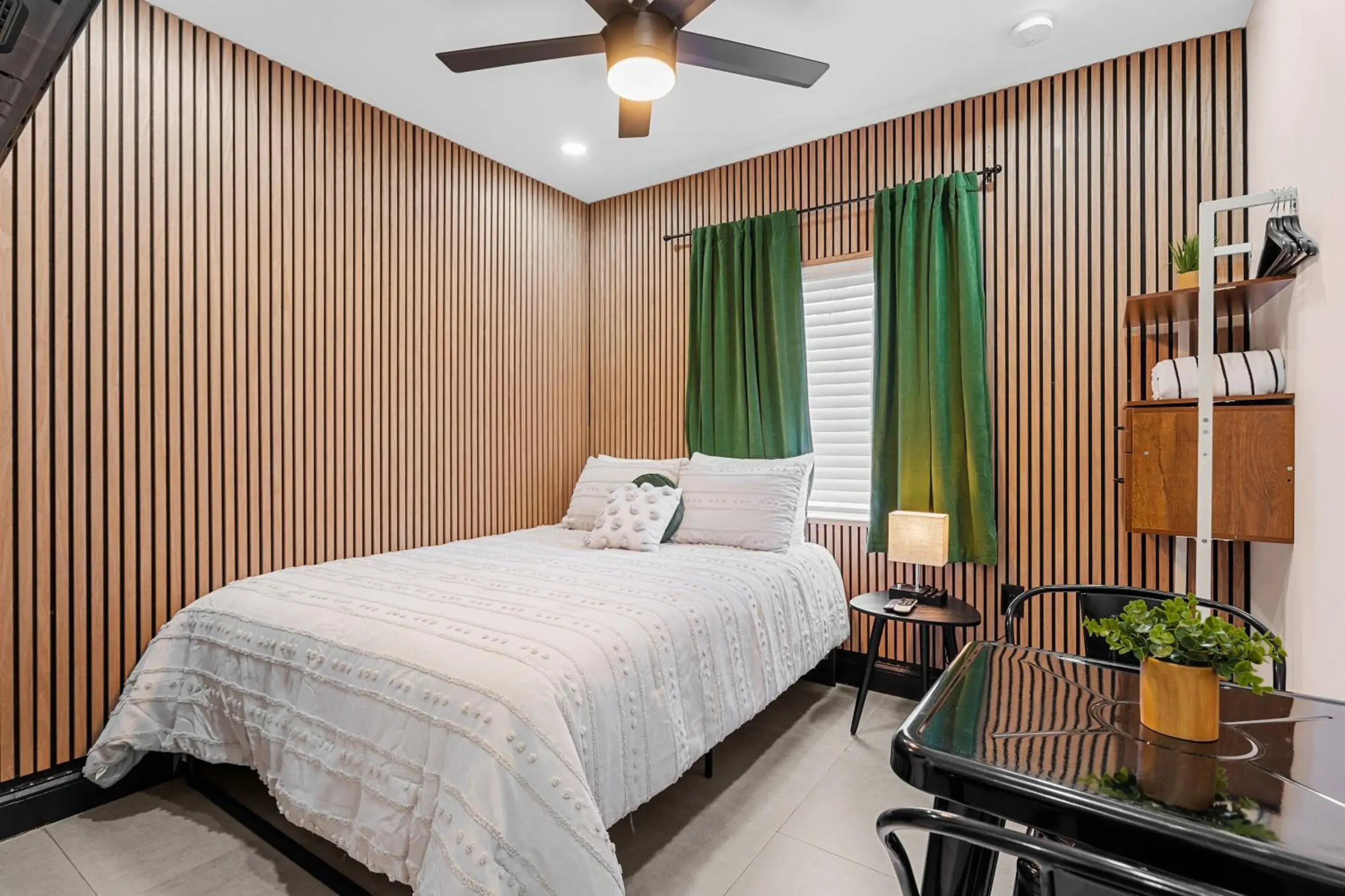 Standard Queen Studio in Baybreeze Apartments by Lowkl Standard Queen Studio in Baybreeze Apartments by Lowkl