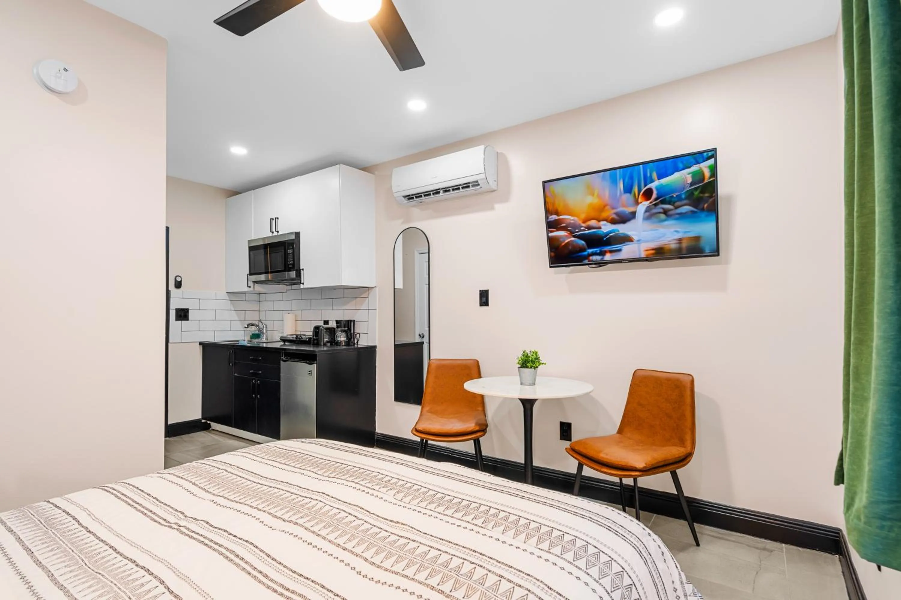 TV and multimedia, Bed in Baybreeze Apartments by Lowkl