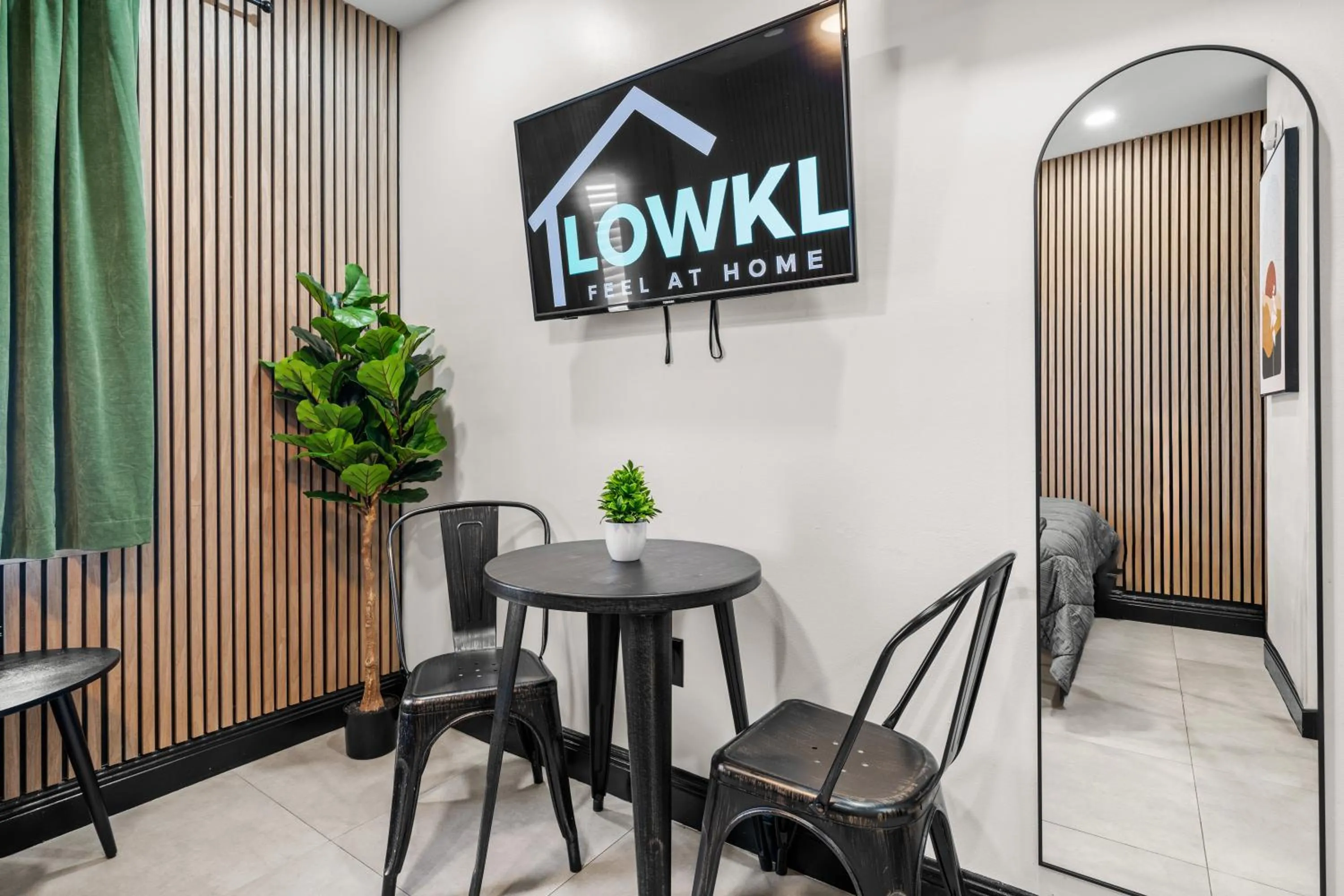 TV and multimedia in Baybreeze Apartments by Lowkl