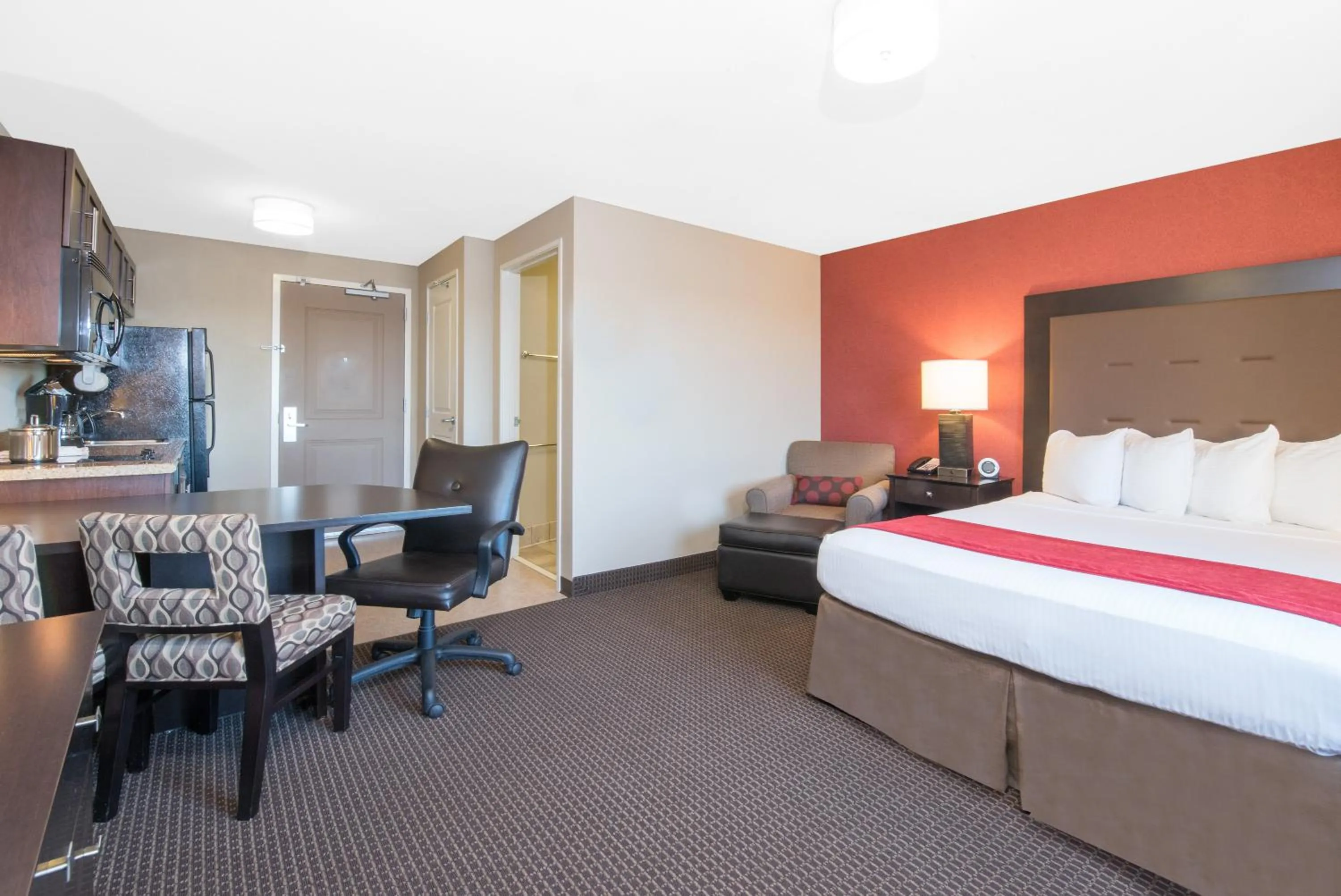 Bed in Hawthorn Suites by Wyndham Williston