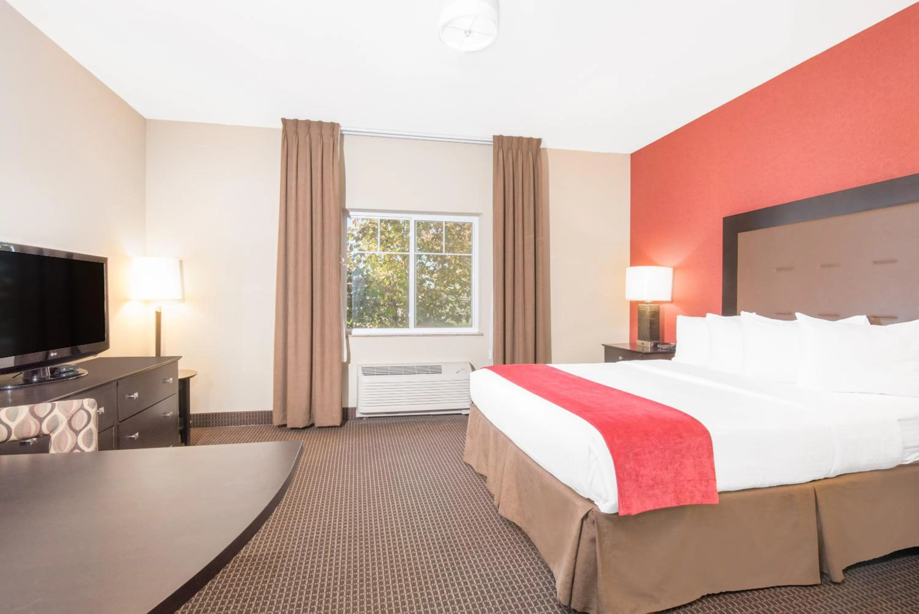 Bed in Hawthorn Suites by Wyndham Williston