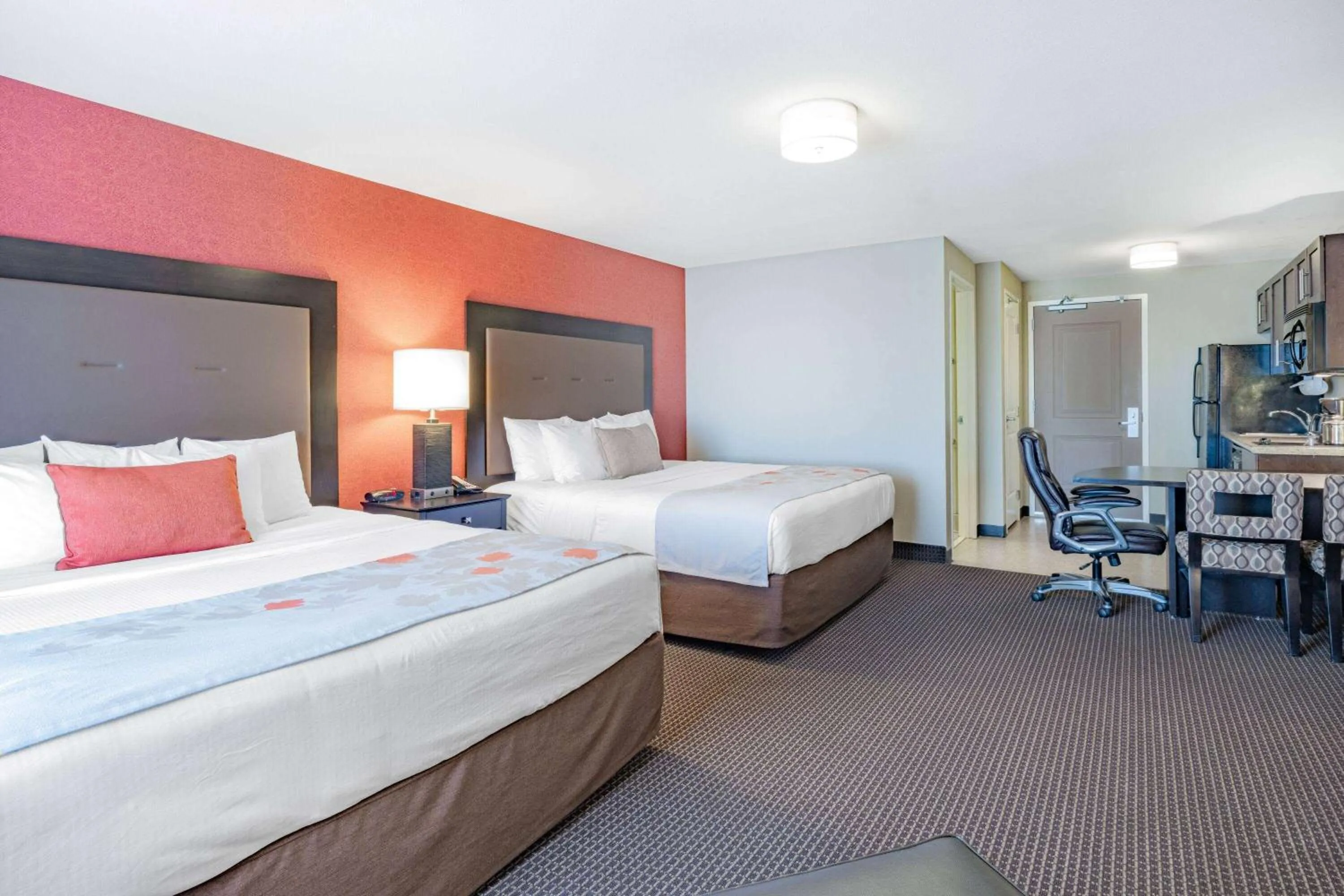 Bed in Hawthorn Suites by Wyndham Williston