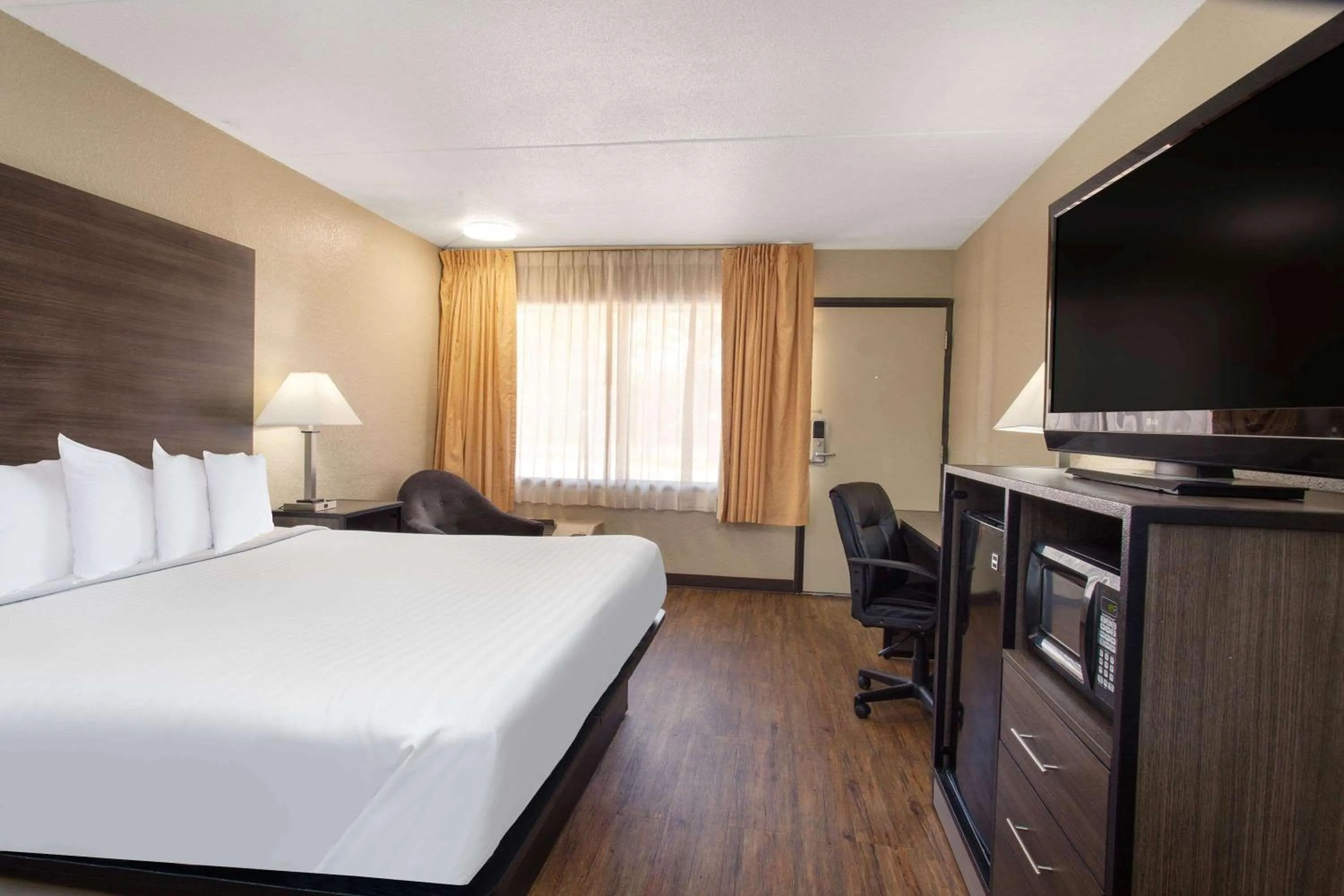 Photo of the whole room, Bed in Travelodge by Wyndham Deltona