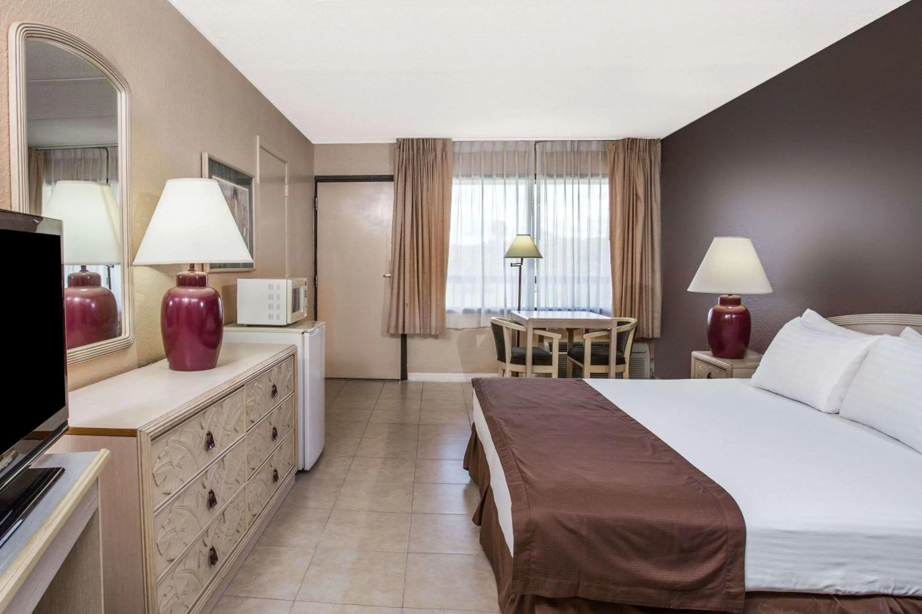 Photo of the whole room, Bed in Travelodge by Wyndham Deltona