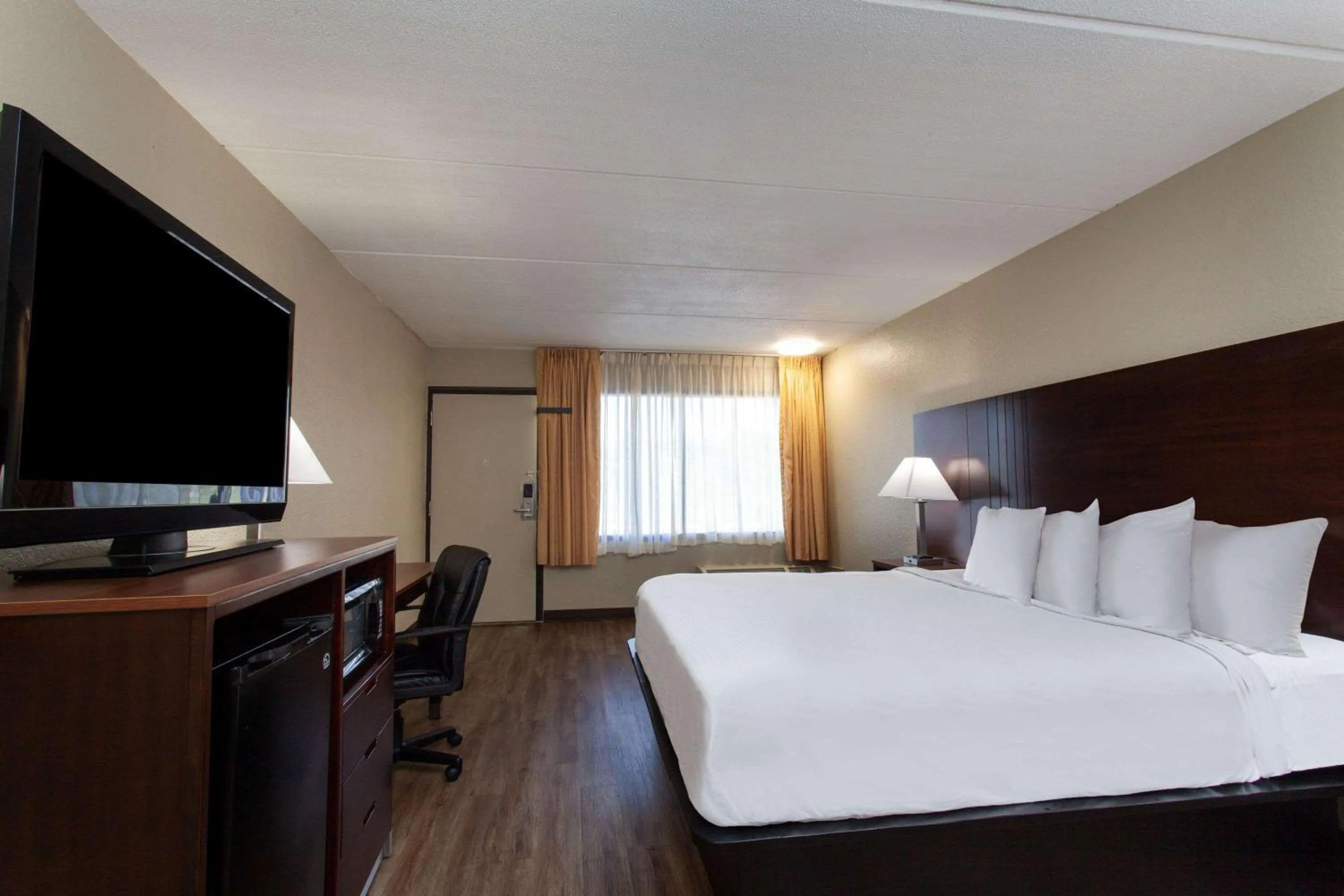 Photo of the whole room, Bed in Travelodge by Wyndham Deltona