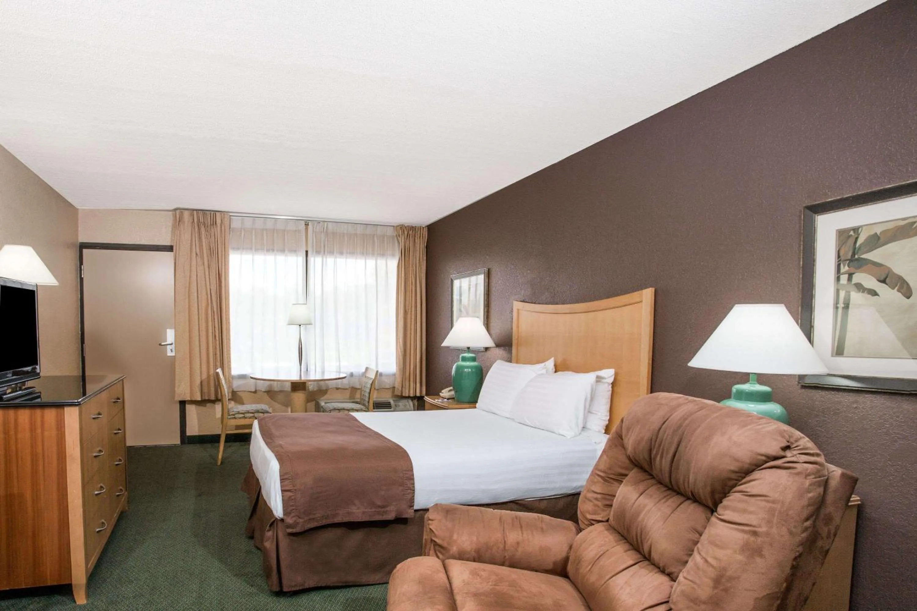Photo of the whole room, Bed in Travelodge by Wyndham Deltona
