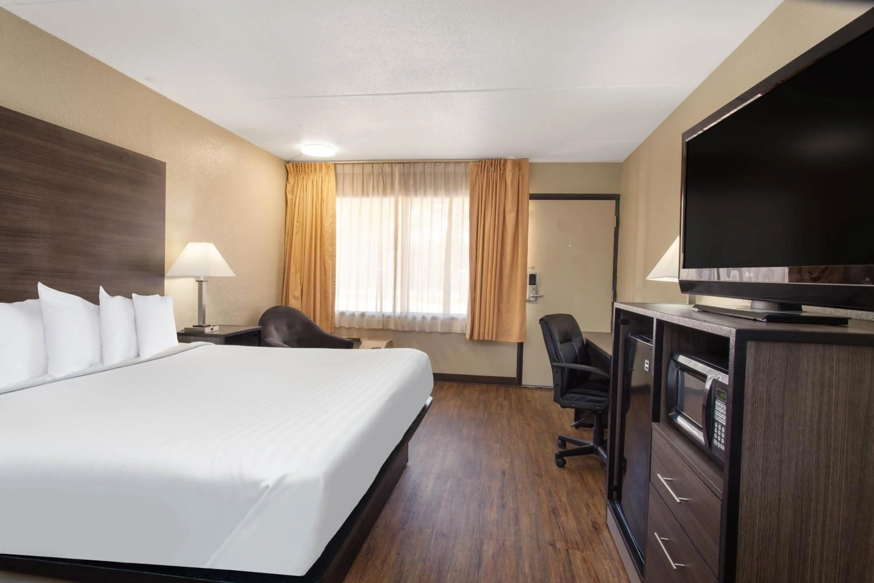 Bed in Travelodge by Wyndham Deltona