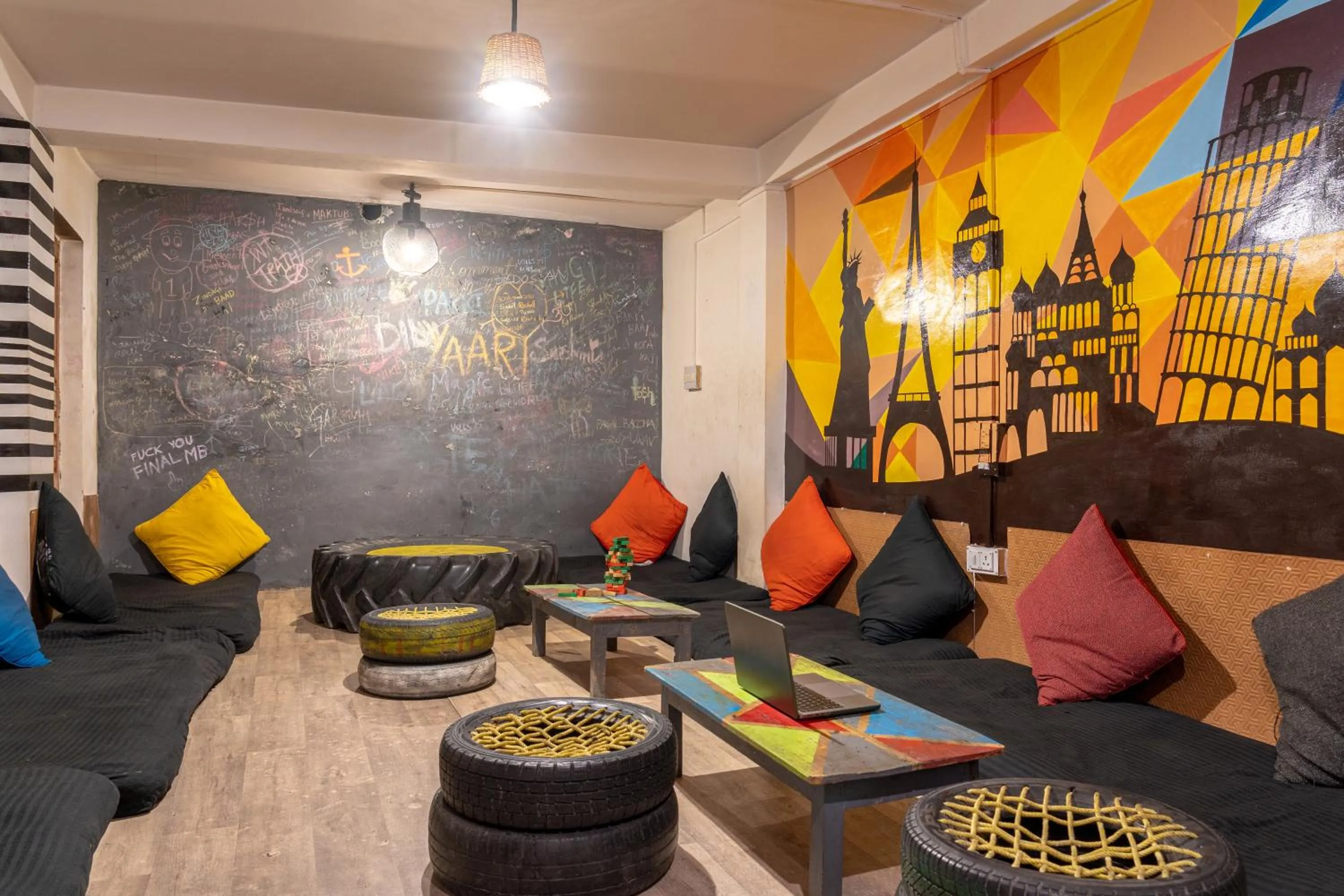 Seating area in Whoopers Hostel Tosh