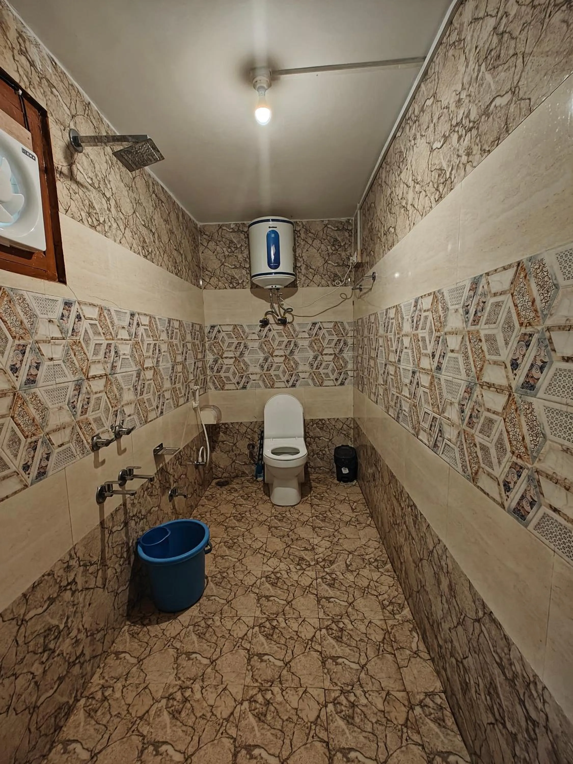 Whoopers Hostel Tosh