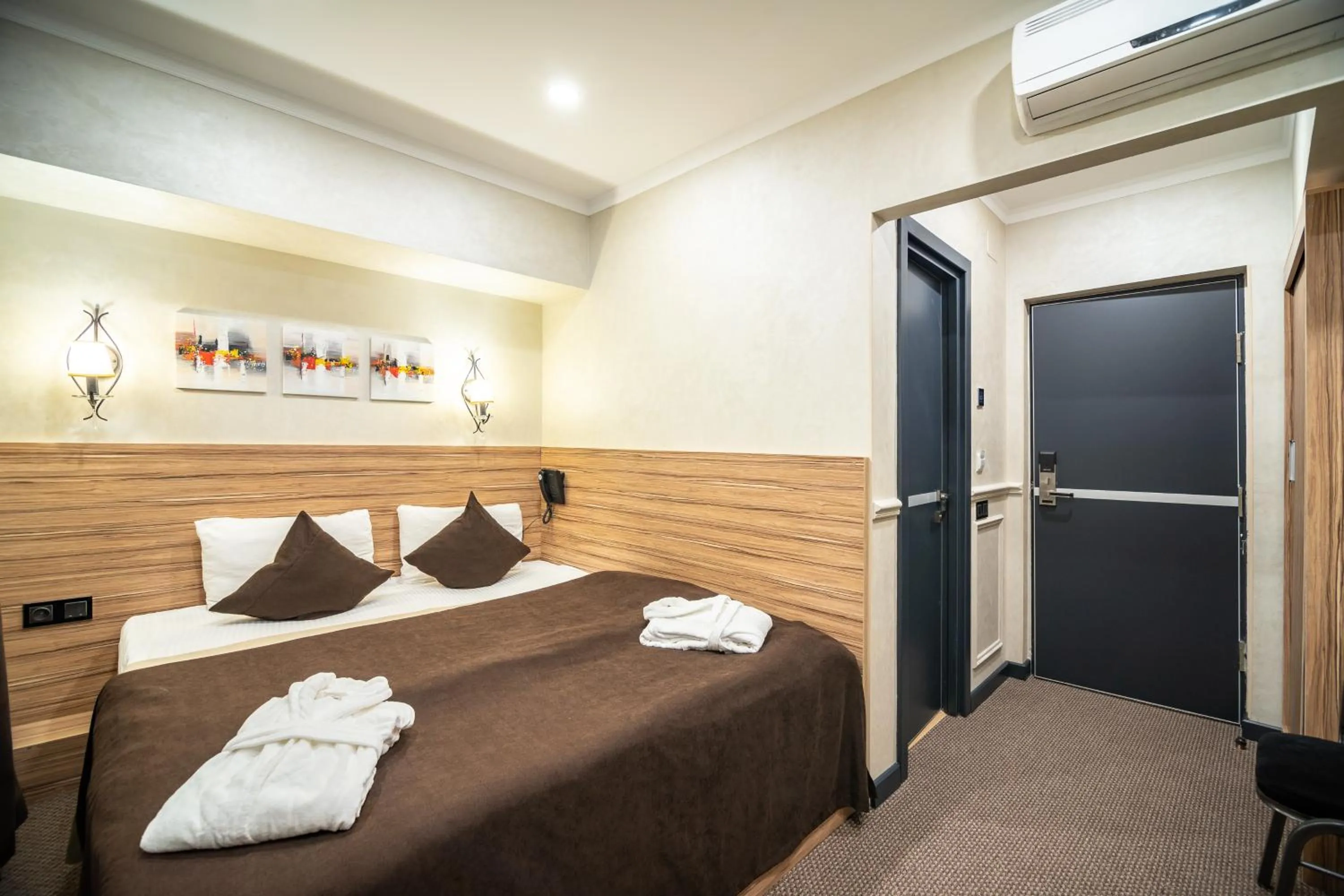 Bed in Mildom City Hotel