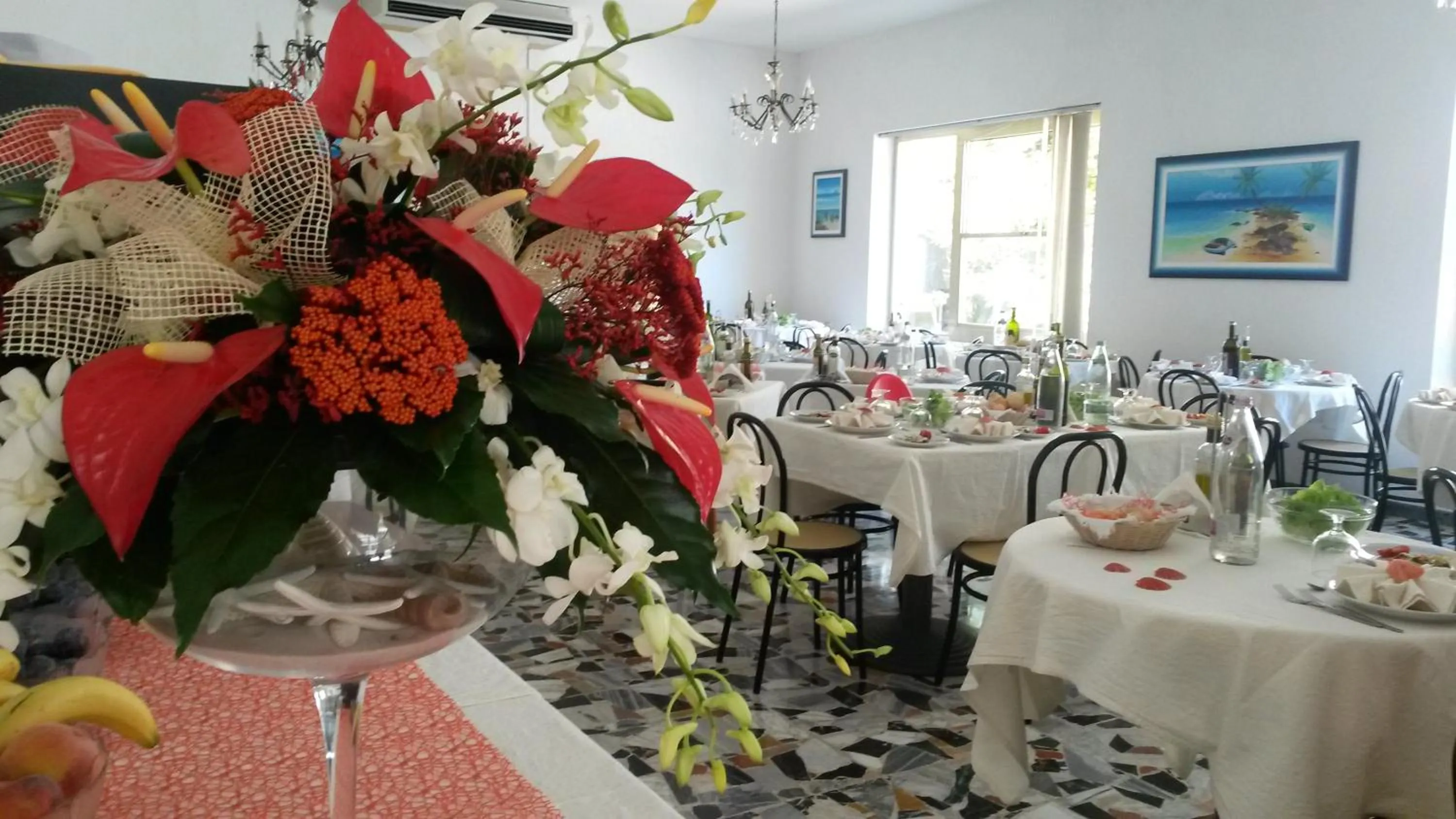 Restaurant/places to eat in Hotel Camelia