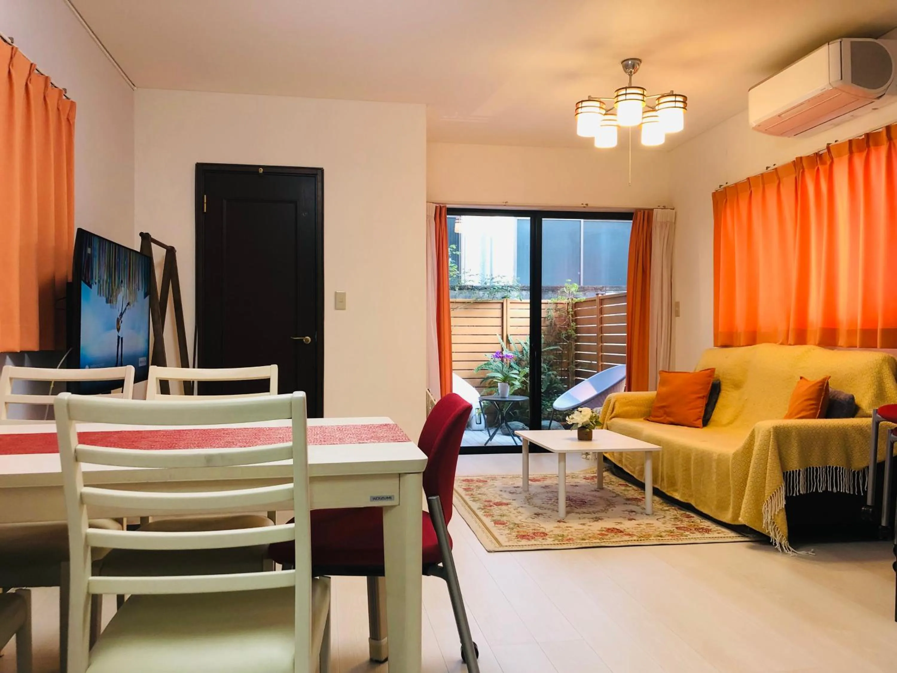 Communal lounge/ TV room, Bed in K House