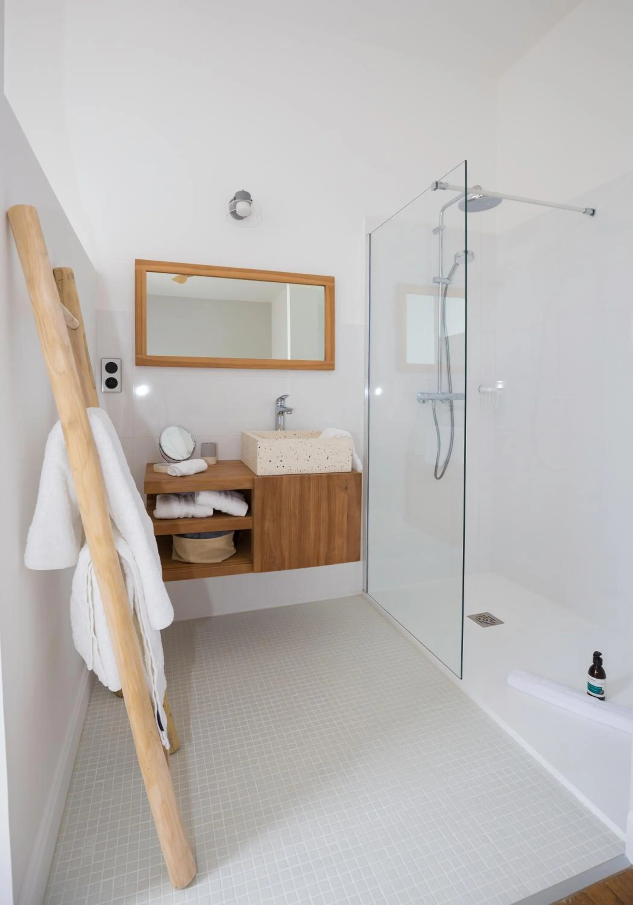 Shower, Bed in L’Ostréale