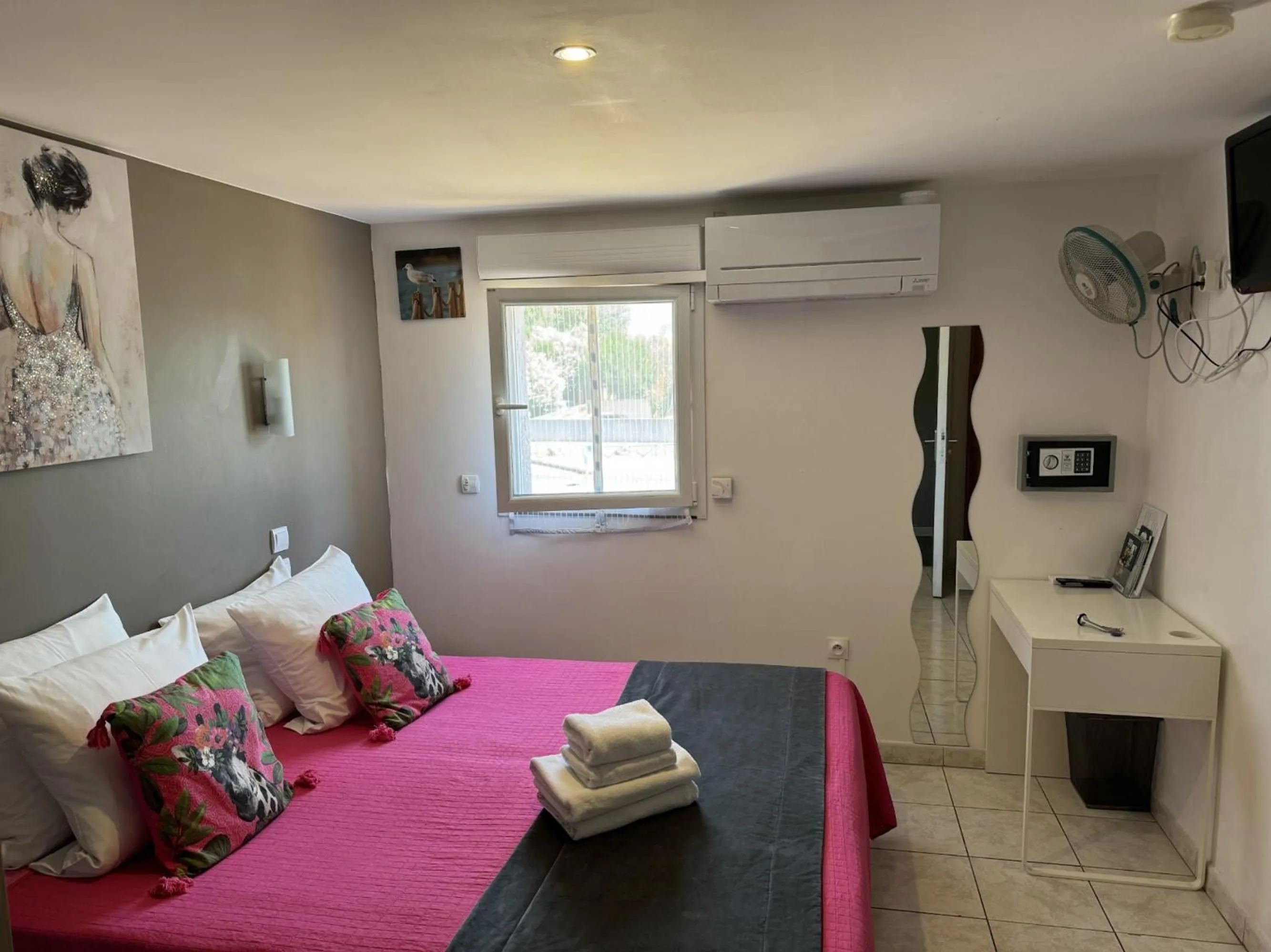 Bed in LOGIS Hôtel La Chaumière