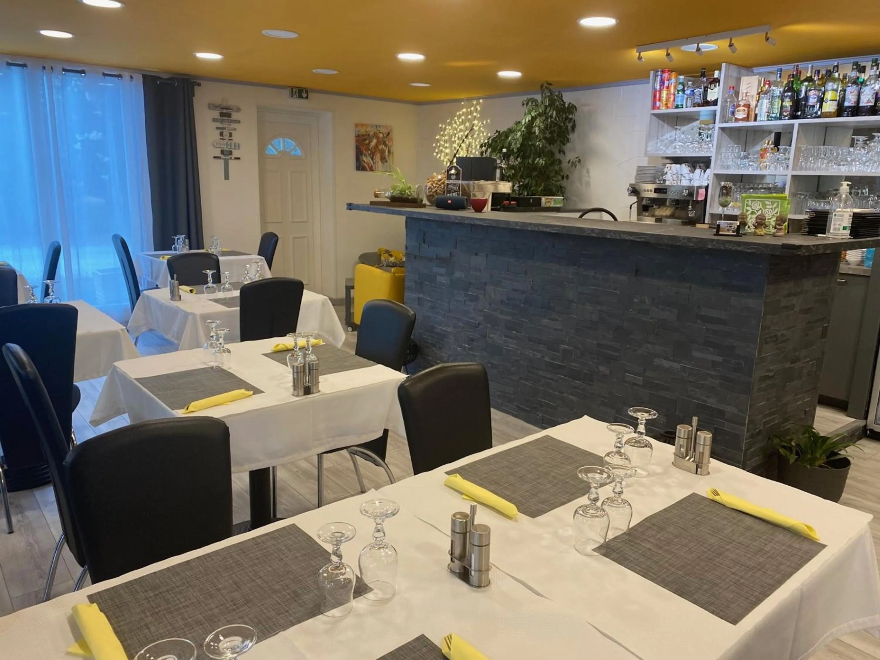 Restaurant/places to eat in LOGIS Hôtel La Chaumière