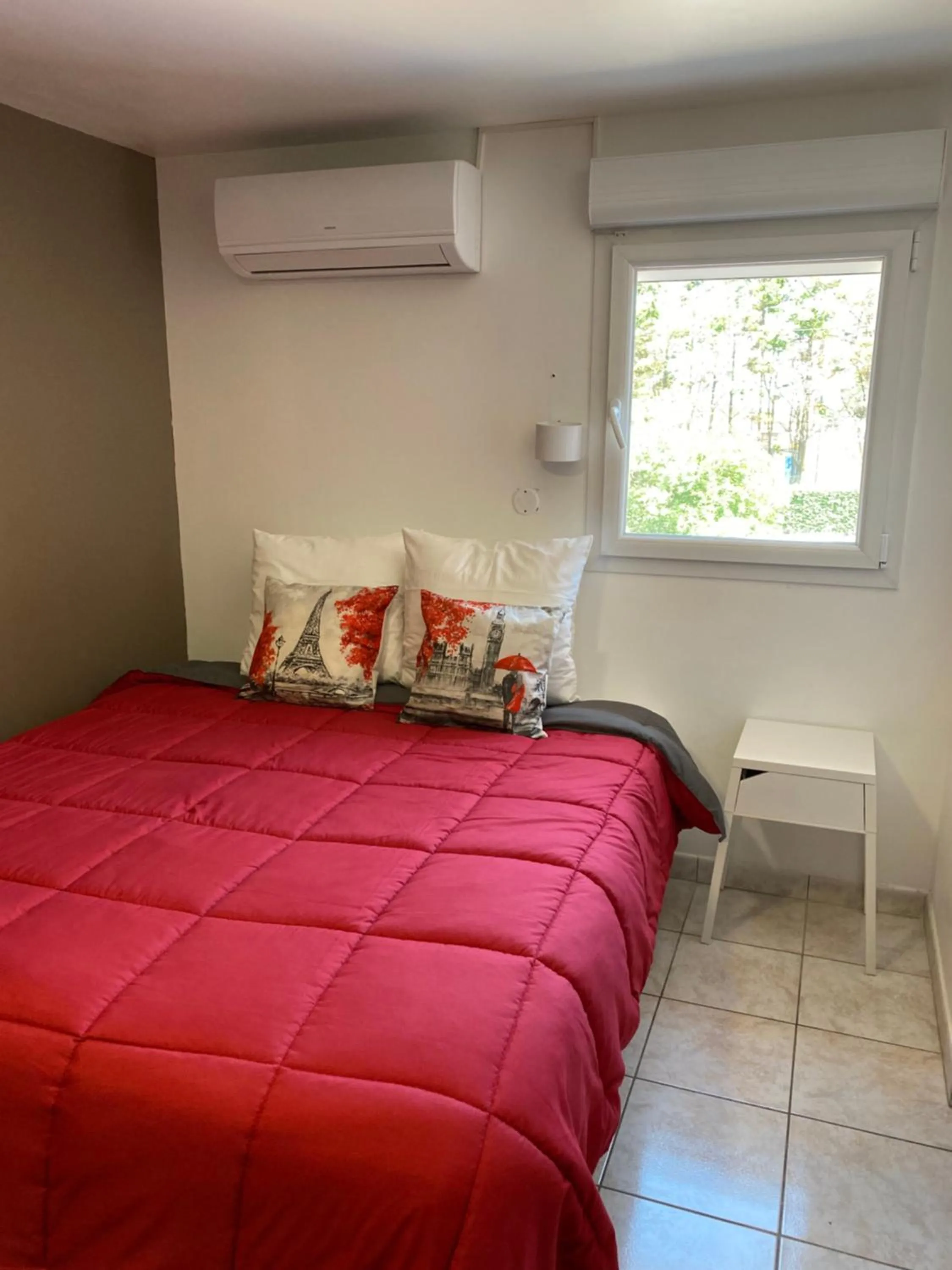 Bed in LOGIS Hôtel Restaurant La Chaumière