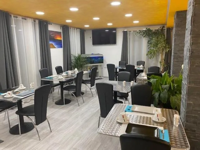 Restaurant/places to eat in LOGIS Hôtel La Chaumière