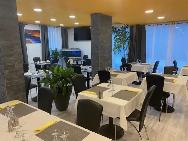 Restaurant/places to eat in LOGIS Hôtel La Chaumière