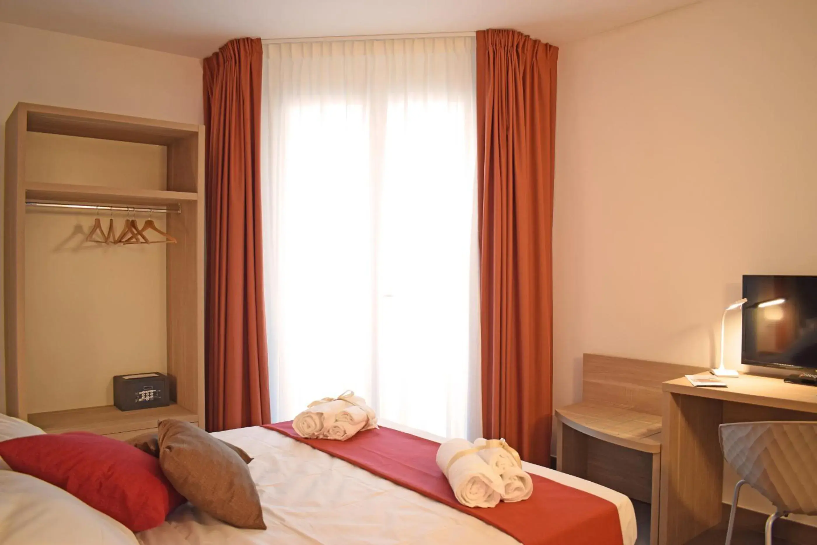 Communal lounge/ TV room, Bed in Travini Hotel Residence Communal lounge/ TV room, Bed in Travini Hotel Residence