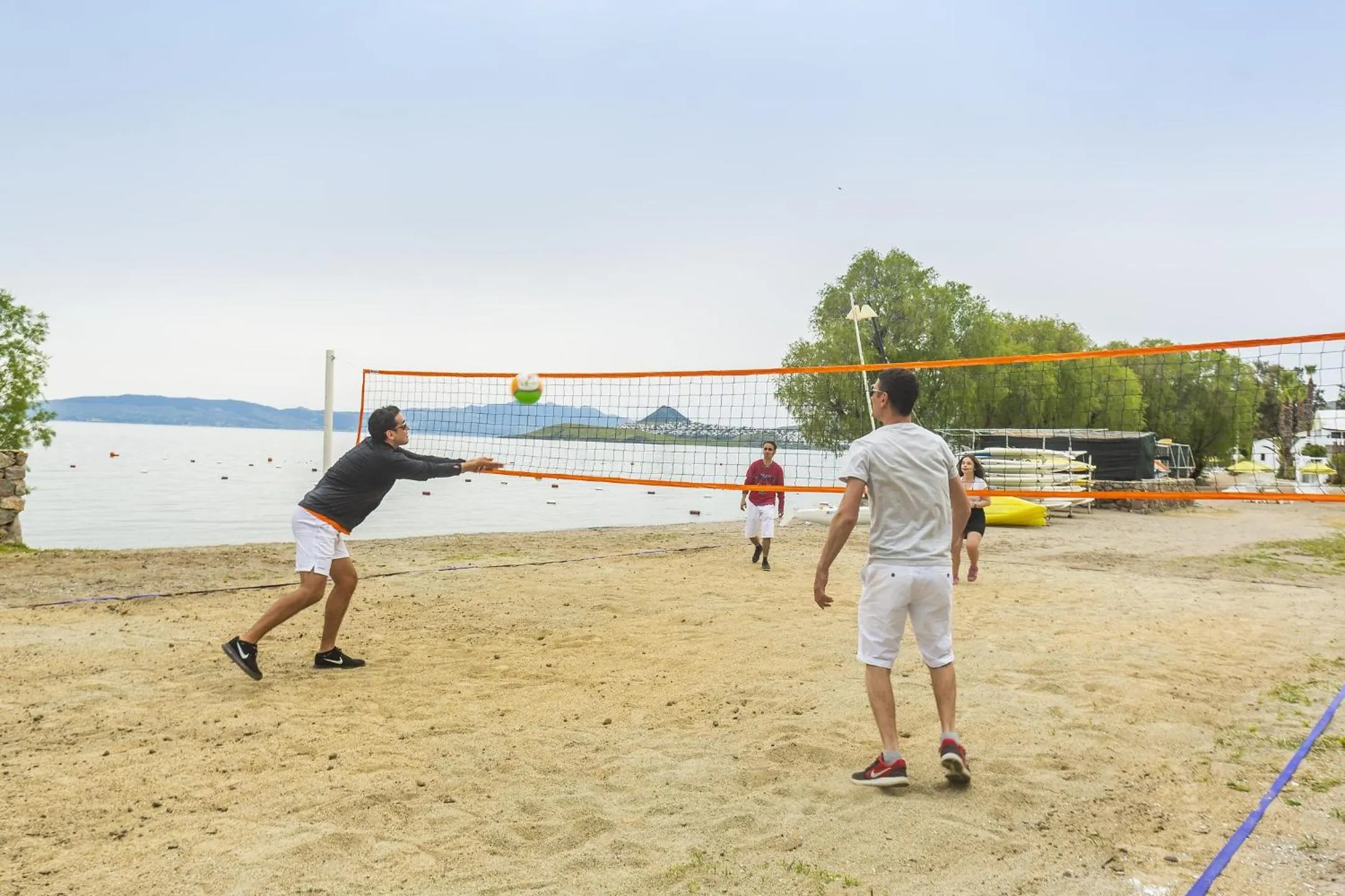 People in Club Muskebi