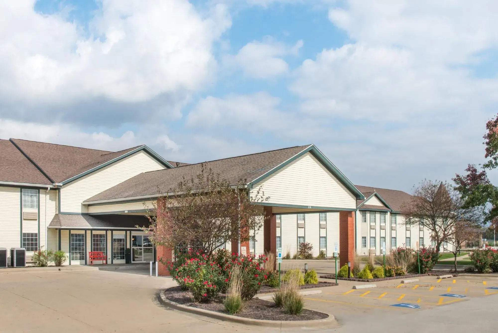 Property building in Ramada by Wyndham Springfield North Property building in Ramada by Wyndham Springfield North