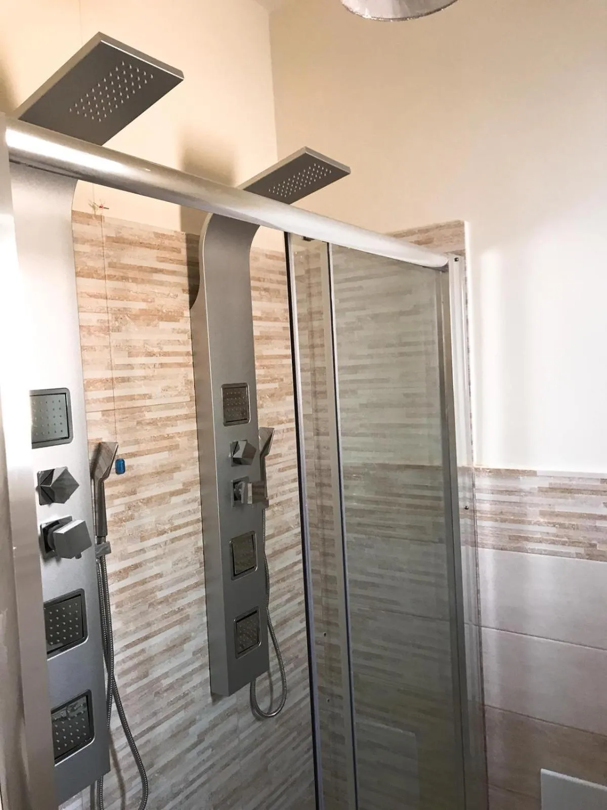 Shower in Hotel Marina del Capo