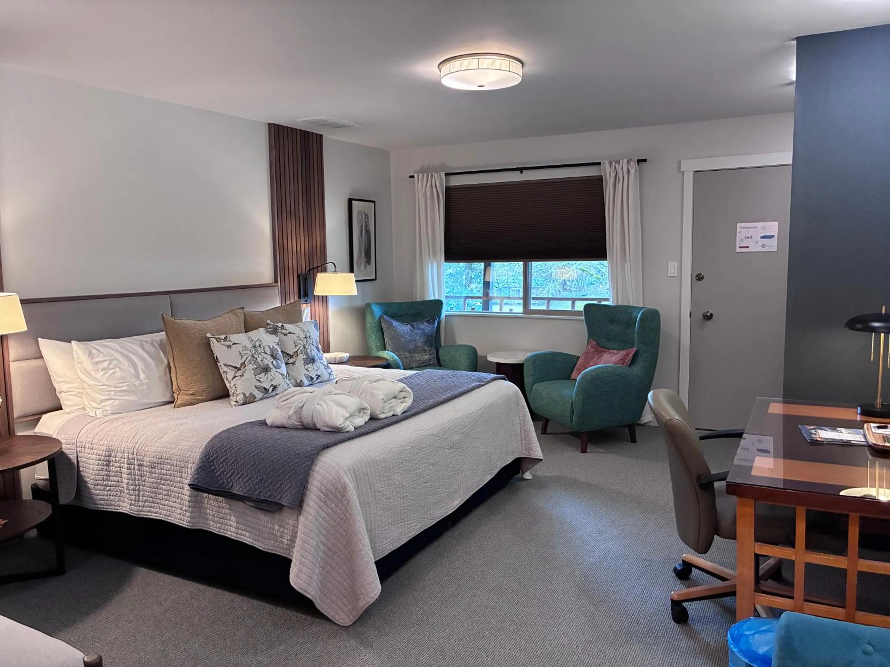 Deluxe King Room in Discovery Inn