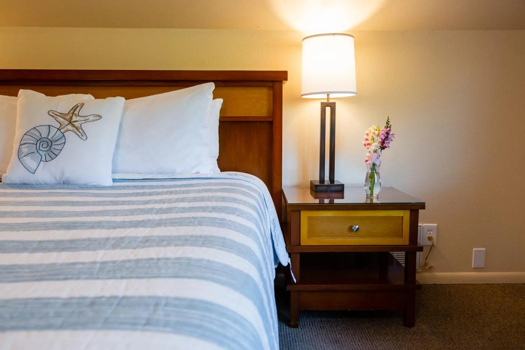 Queen Room in Discovery Inn