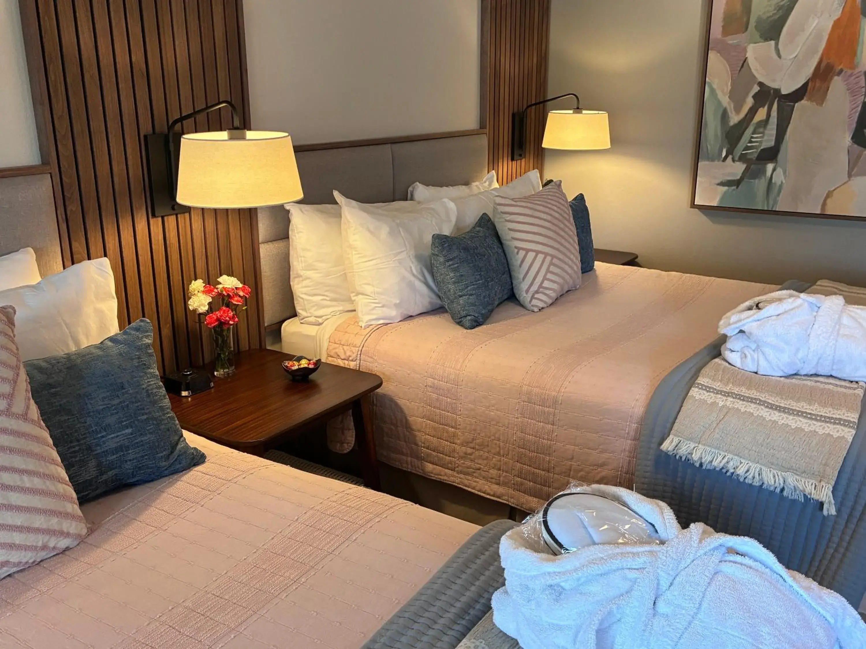 Queen Room with Two Queen Beds in Discovery Inn Queen Room with Two Queen Beds in Discovery Inn