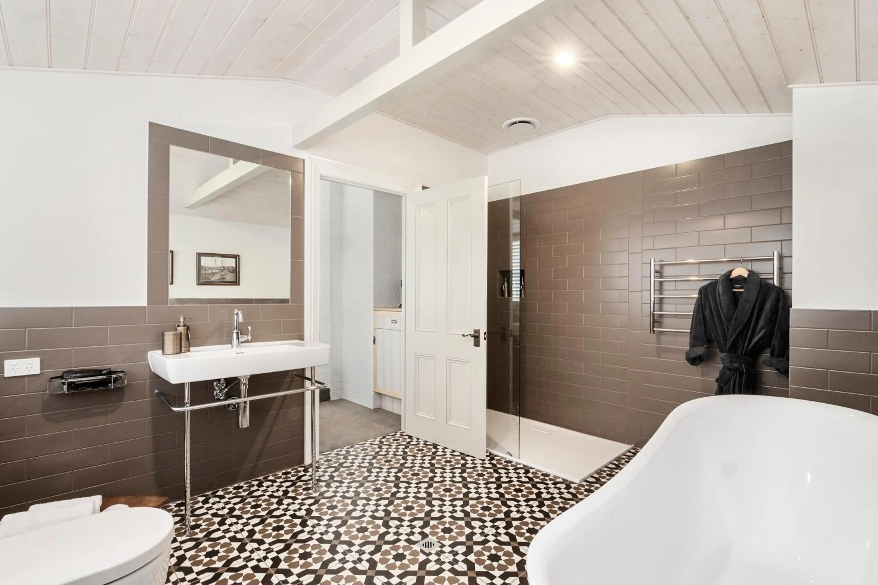 Shower, Bed in The Rivulet