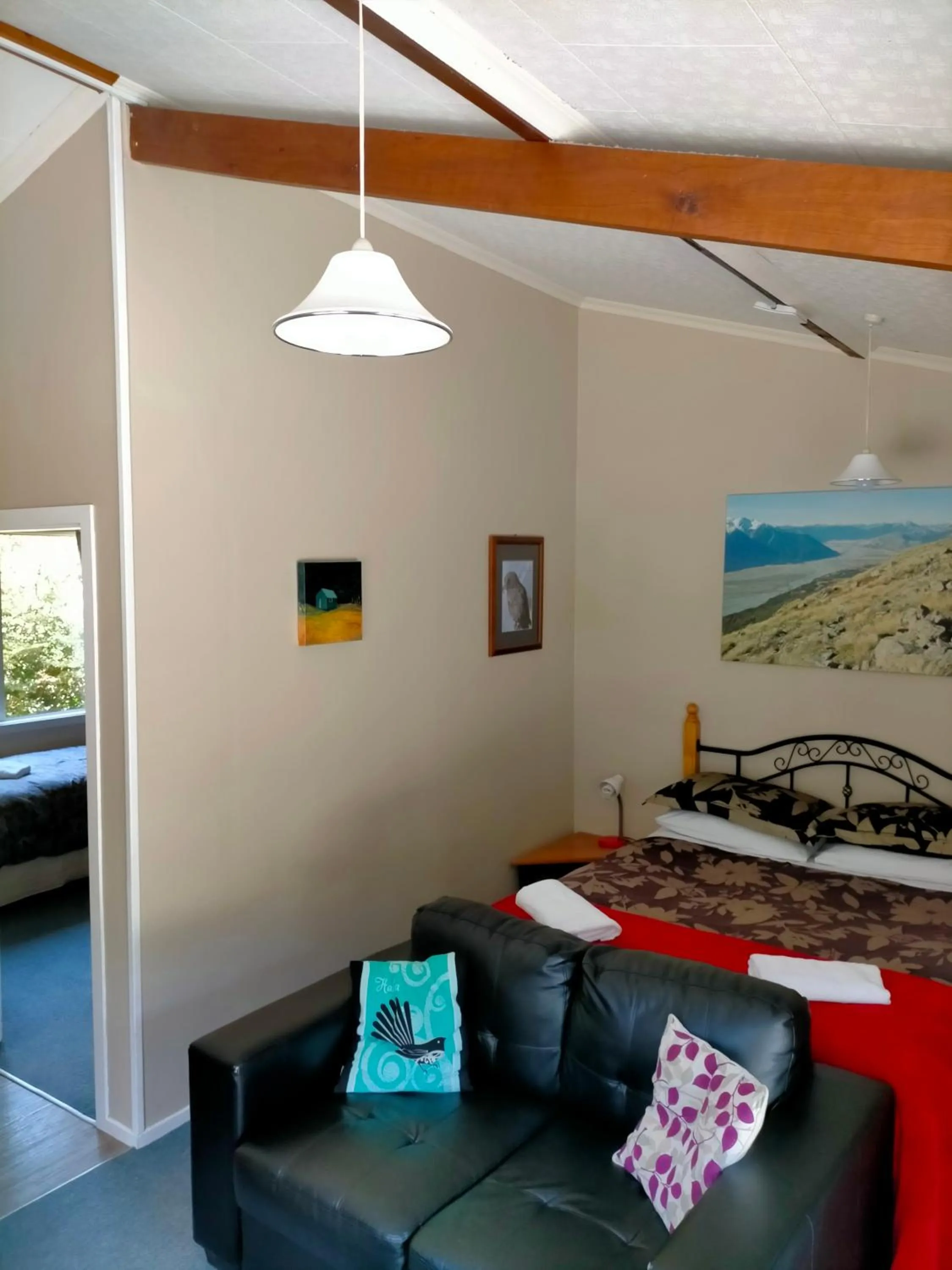 Bed in Arthur&#x27;s Pass Alpine Motel