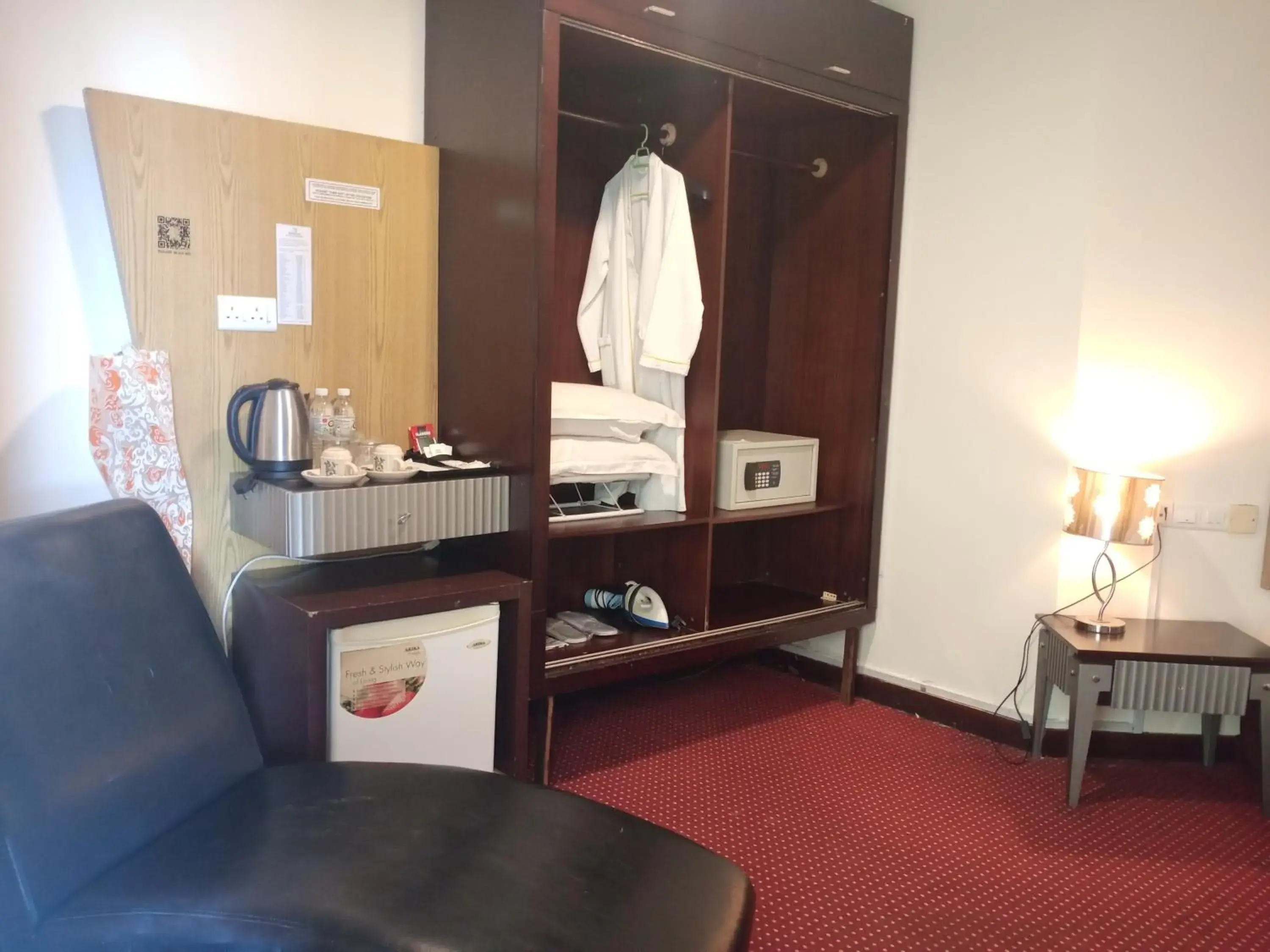 Coffee/tea facilities, Bed in Shervinton Executive Boutique Hotel Coffee/tea facilities, Bed in Shervinton Executive Boutique Hotel